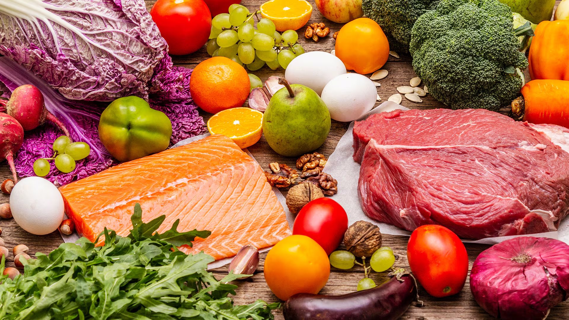 Federica Amati advirtió que la dieta paleo moderna excluye lácteos, granos enteros y legumbres pese a que esos alimentos sí formaban parte de la alimentación ancestral (Freepik)