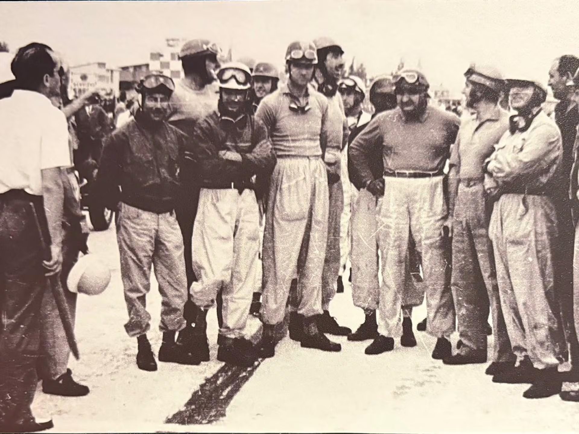 Los pilotos del GP de Mónaco de 1952. El argentino Froilán González, junto a los italianos Alberto Ascari y Nino Farina. Foto Museo Ferrari de Maranello.