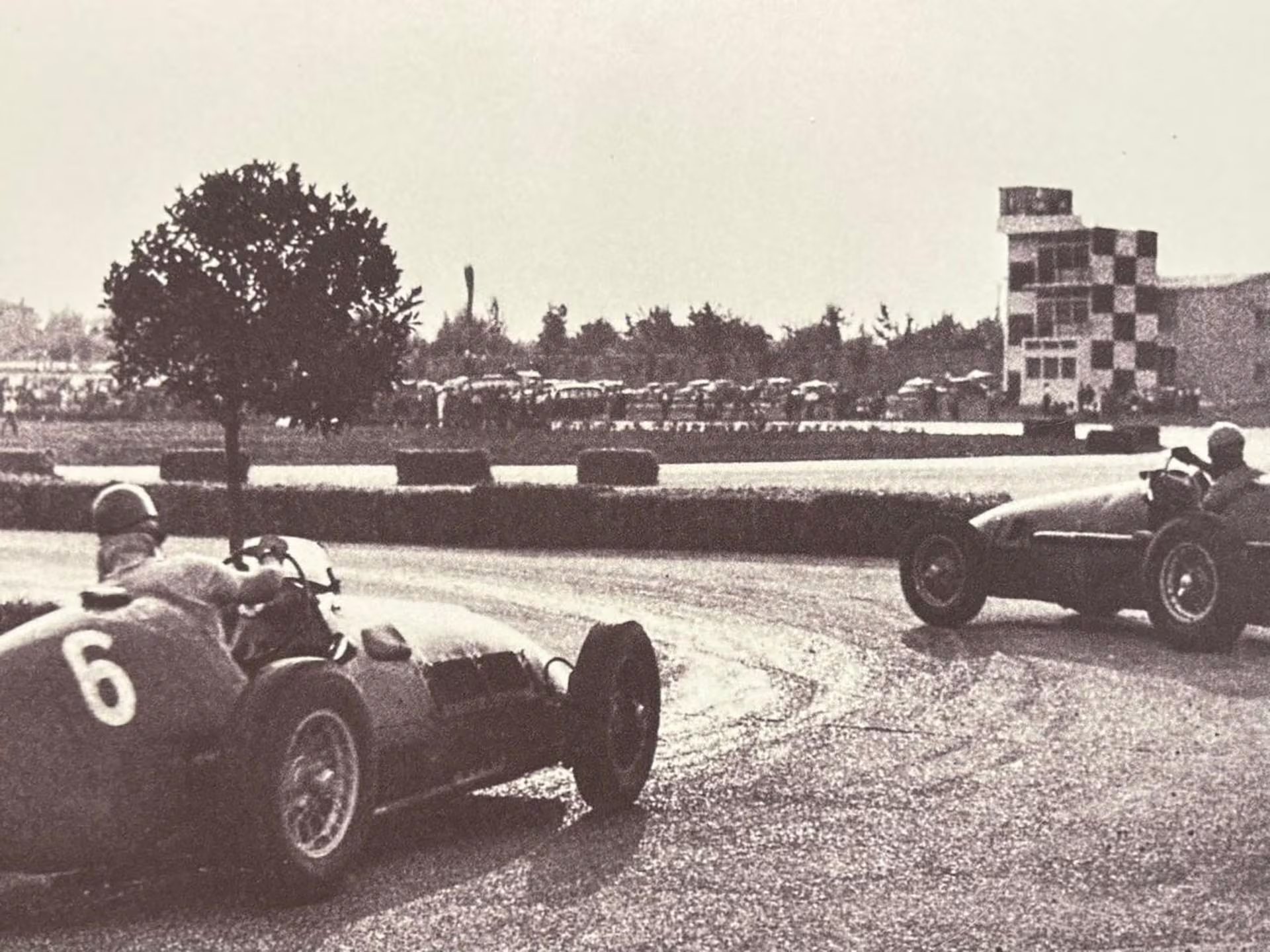 Gran Premio de Modena de 1951. Debut de la Ferrari 500 F2 con Alberto Ascari, seguido por la 166 F2 del argentino Froilán González. Foto Museo Ferrari Maranello.