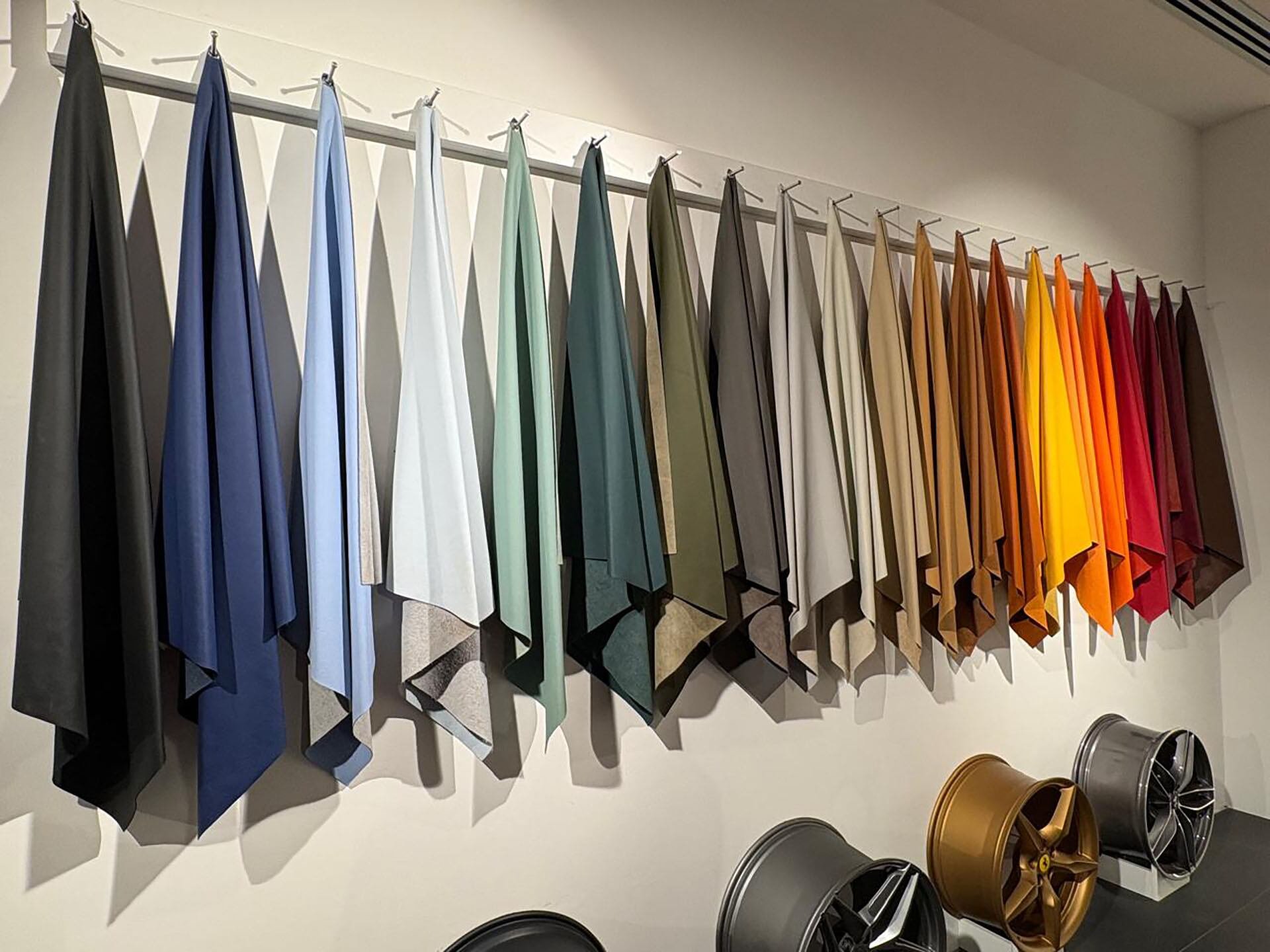 Texturas, materiales para tapizados e interior de los vehículos. La clave es la personalización. Gama expuesta en el Museo Ferrari de Maranello.