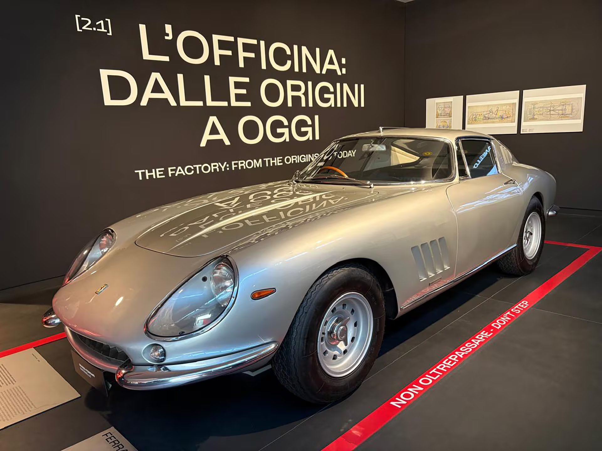Ferrari 275 GTB4. Diseño Pininfarina. Año 1966. Motor: 12 cilindros en V. 3265,7 cc. Potencia 300 CV a 8000 rpm. Velocidad máxima 260 km/h. Expuesta en el Museo Ferrari de Maranello.
