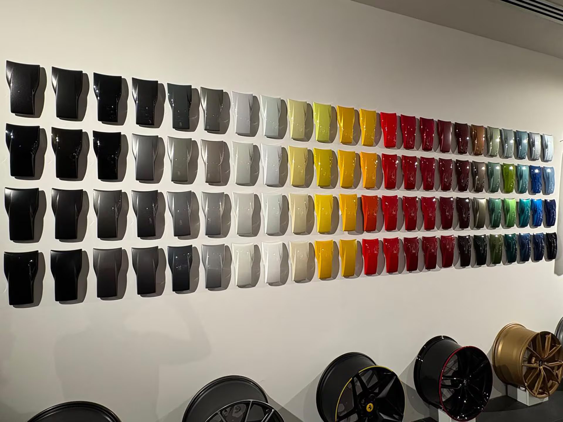 No solo rojo Ferrari. Los clientes puede elegir una amplia variedad de colores para las carrocería. Gama expuesta en el Museo Ferrari de Maranello