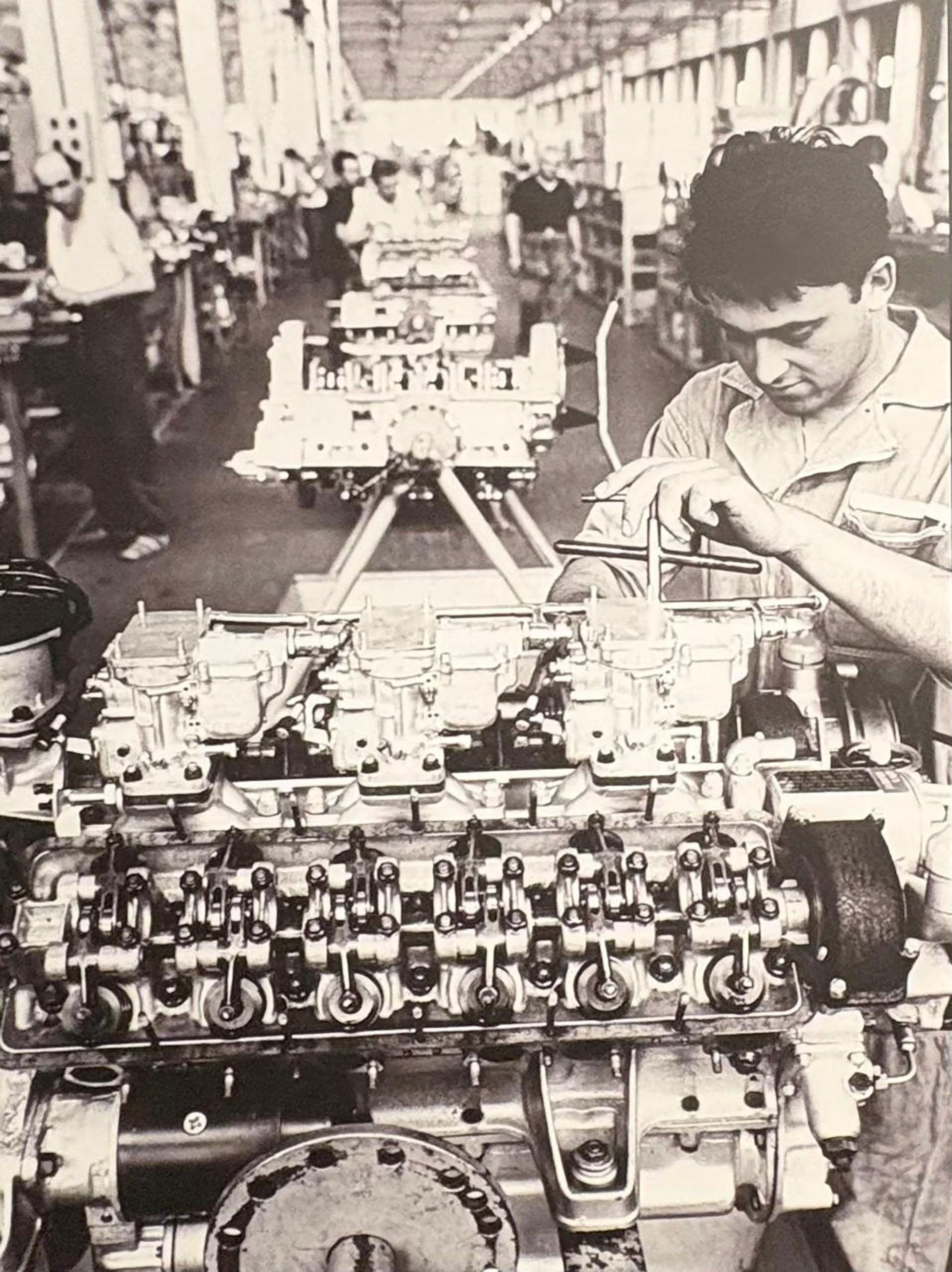 Montaje del motor de 12 cilindros en la Planta de Maranello. Año 1964. Foto Museo Ferrari Maranello