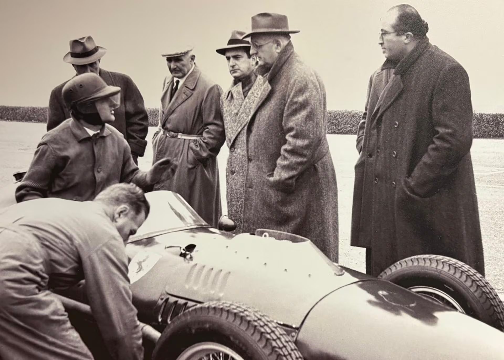 Test de la Ferrari 246 F1 con Enzo Ferrari y sus colaboradores. Año 1958. Foto Museo Ferrari Maranello.
