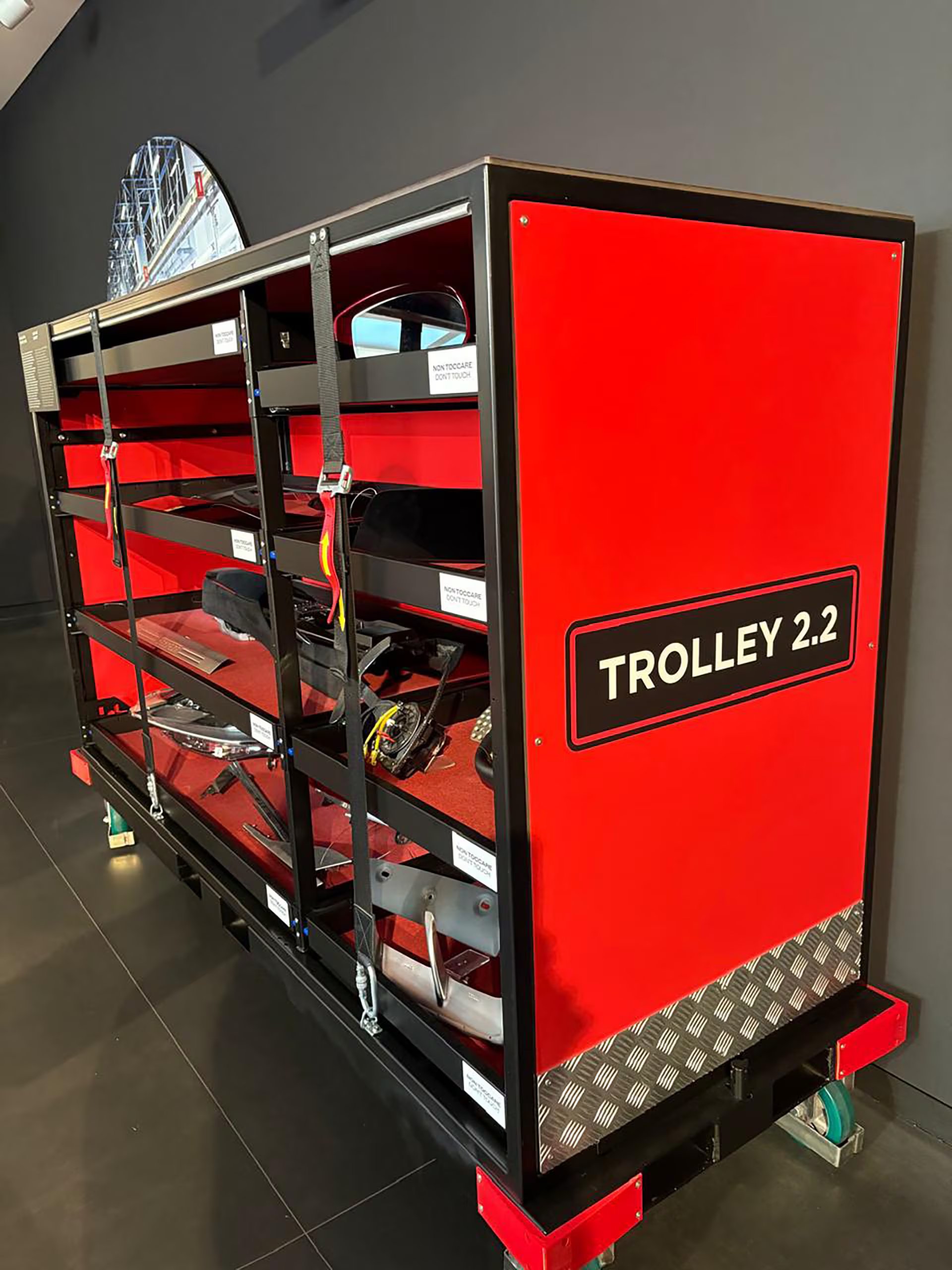 Trolley que lleva las piezas y equipamiento personalizado para cada modelo expuesto en el Museo Ferrari de Maranello.
