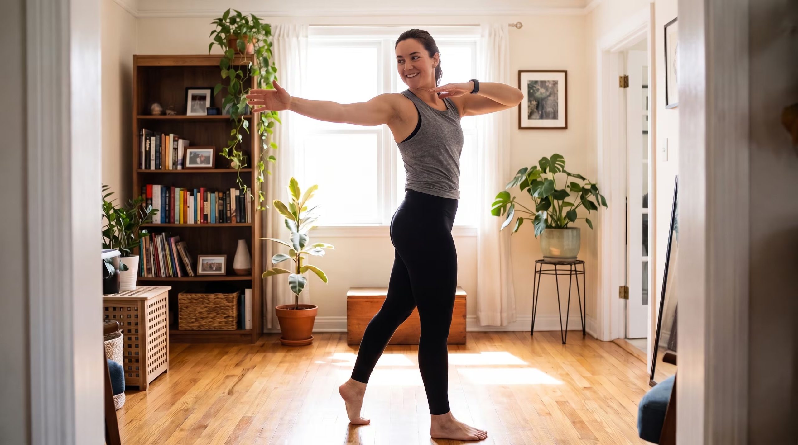 La rutina de pilates de pie desarrollada por FitLara trabaja piernas, glúteos, abdomen, espalda y hombros con movimientos lentos y controlados (Imagen Ilustrativa Infobae)