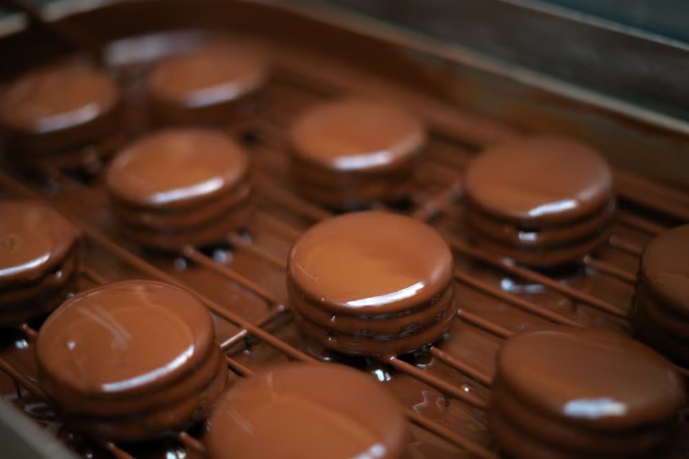 Los alfajores de dulce de leche con cobertura de chocolate continúan siendo los más demandados en los mercados internacionales (Foto: Shutterstock)