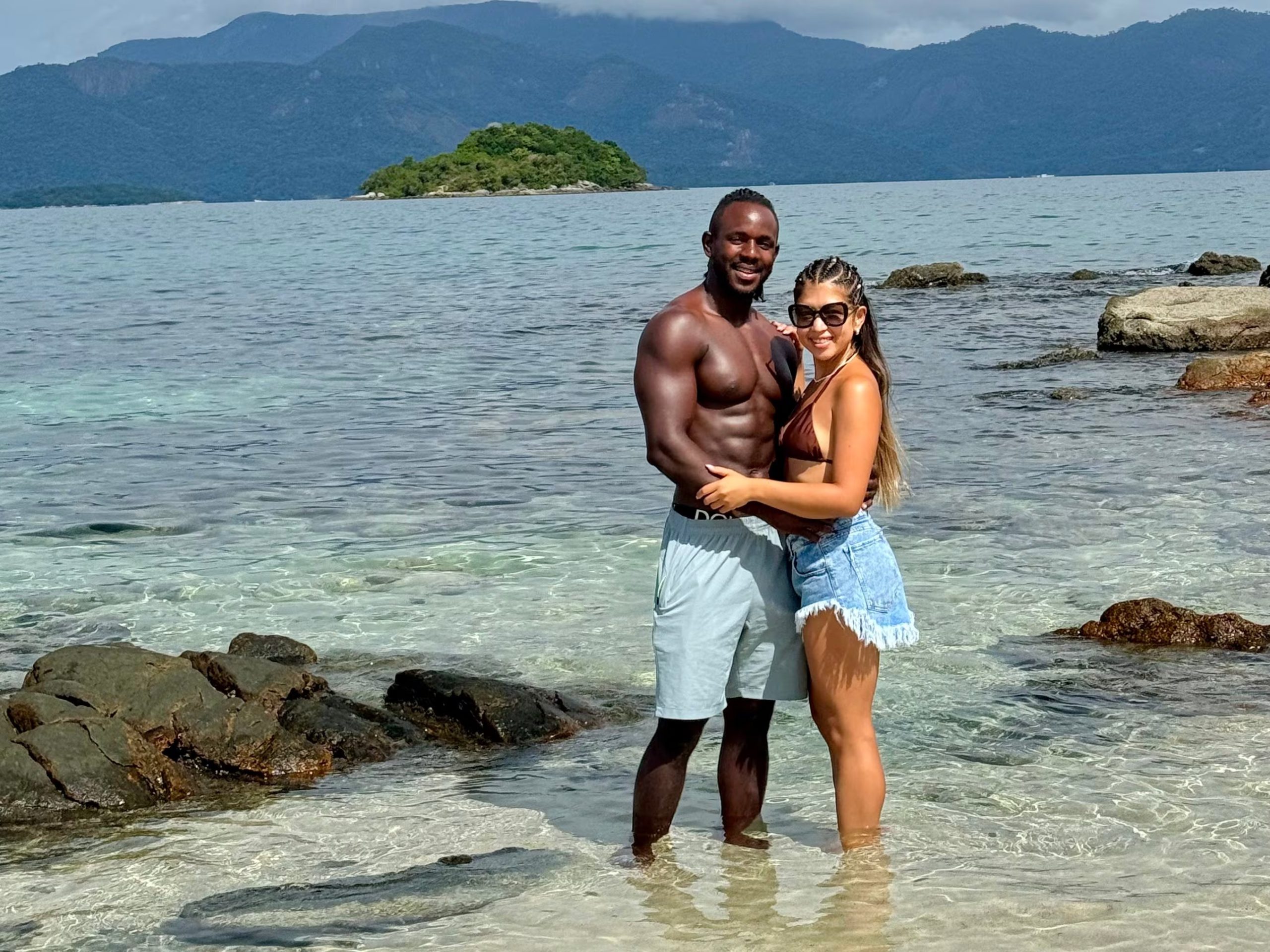 Sharon y Moisés se conocieron durante unas vacaciones y nunca imaginaron que aquella noche cambiaría para siempre sus destinos (Instagram / ilhagrande.paravos)