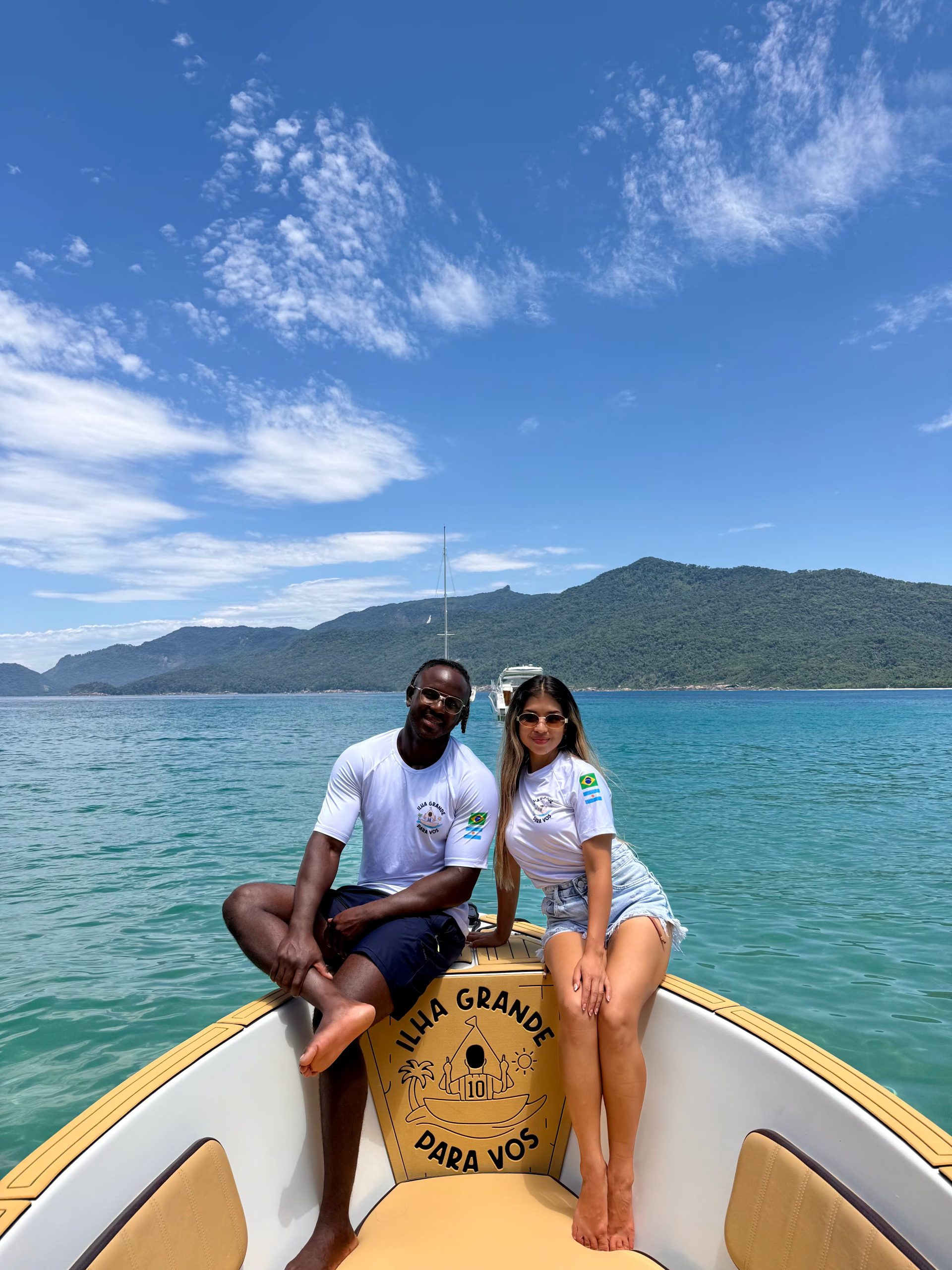 En Ilha Grande tienen una agencia de turismo y una embarcación propia (con Messi como logo) con la que realizan paseos por las playas y paisajes de la isla, donde Moisés trabaja como marinero y guía a los pasajeros (Instagram / ilhagrande.paravos)