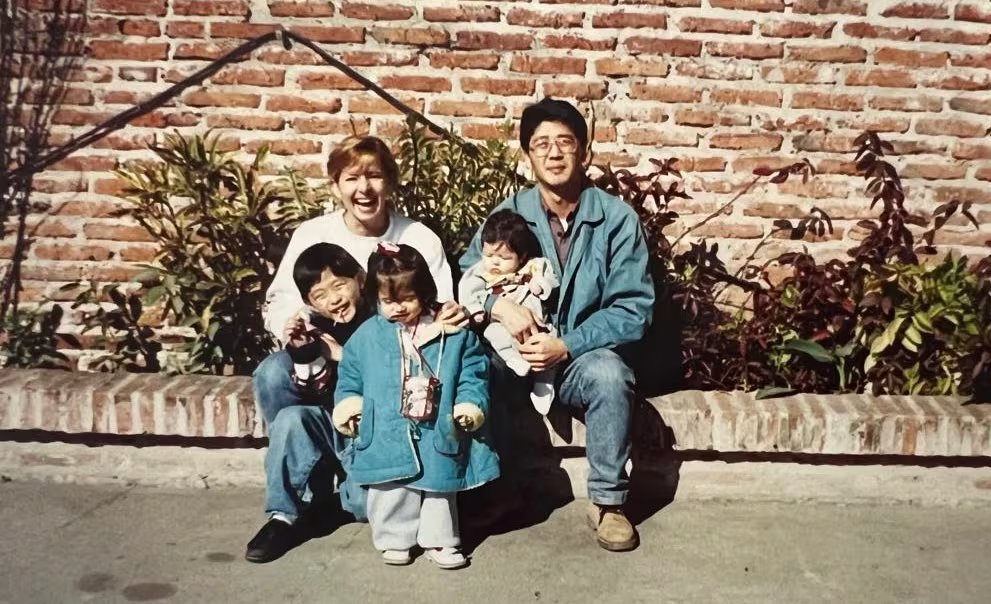 La infancia de Sharon estuvo marcada por una historia de integración que comenzó con la llegada de su papá desde Corea