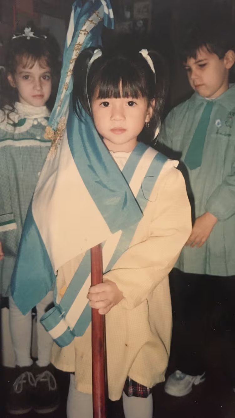La nena que posaba con la bandera argentina no imaginaba que años después esa misma identidad sería el corazón de su historia