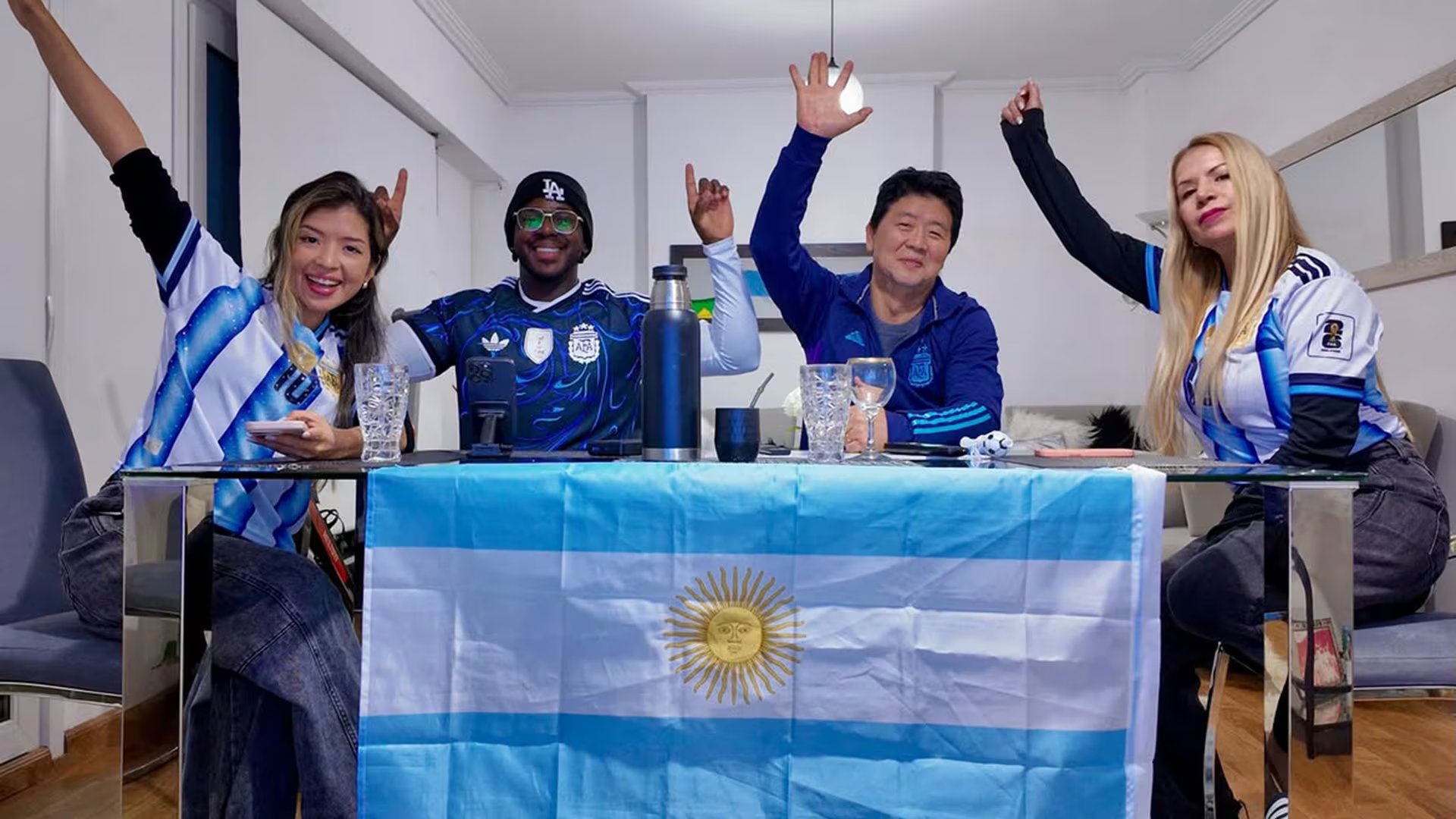 Lo que empezó como una visita a Buenos Aires terminó con Moisés cantando, festejando y defendiendo los colores argentinos (Instagram / ilhagrande.paravos)