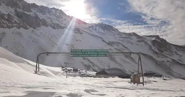 Por el momento, se espera que las nevadas continúen hasta el jueves 6 de agosto (@PasoCRMza)