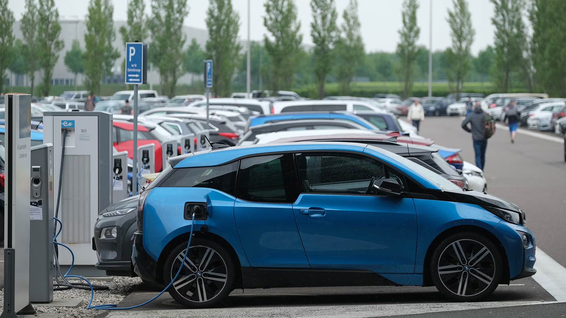 Los autos eléctricos se enchufan varias horas continuas, pero no tanto como un teléfono celular o una computadora portatil, lo que extiende la vida útil de su batería.