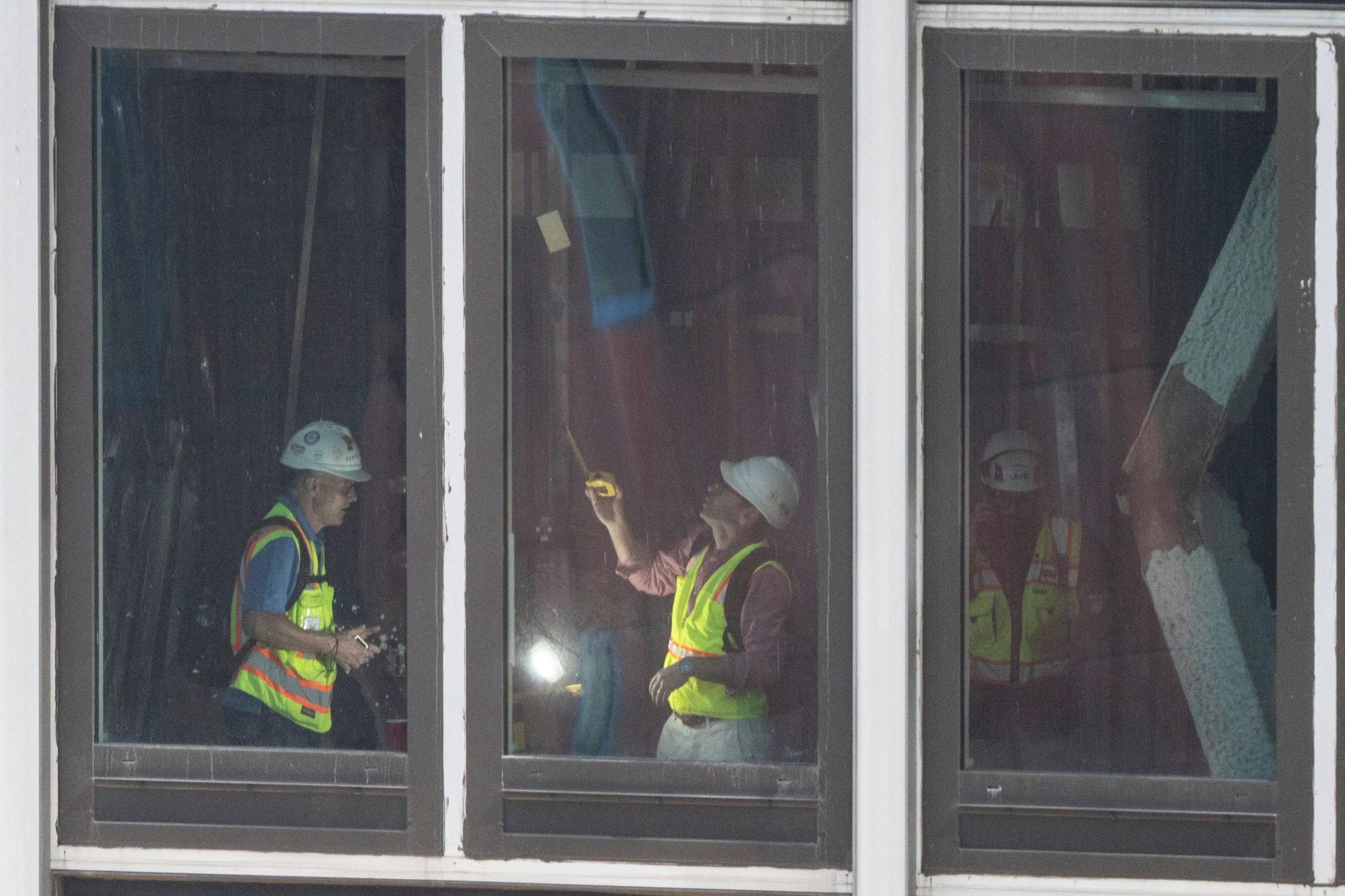 Autoridades establecieron una zona de exclusión aérea entre las calles 40 y 45 para avanzar con la inspección del edificio (AP Photo/Yuki Iwamura).