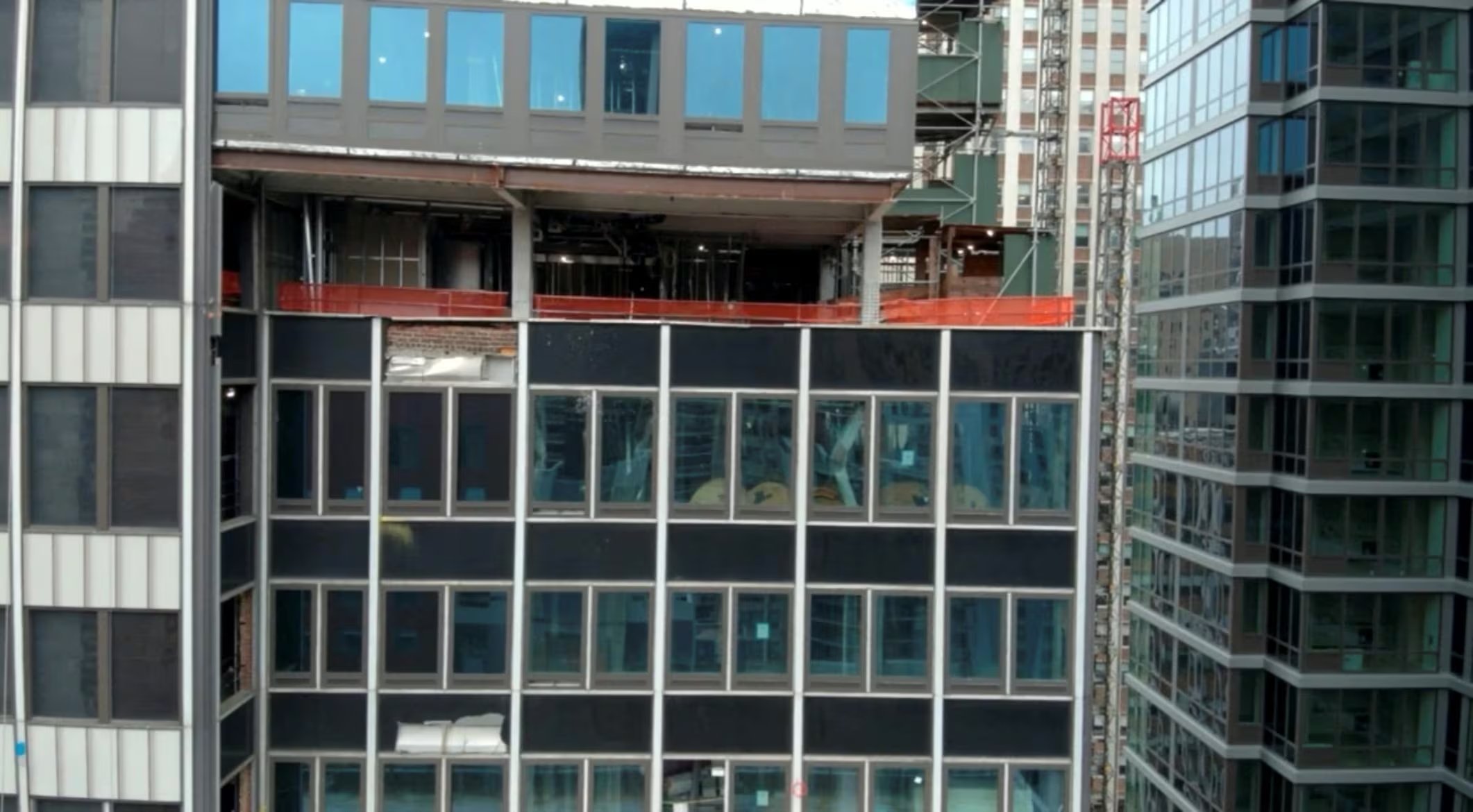Domani Inspection Services había certificado la seguridad de los pernos, la soldadura de acero y la estabilidad de las intervenciones antes del incidente en la calle 42 (FDNY/Handout vía REUTERS).