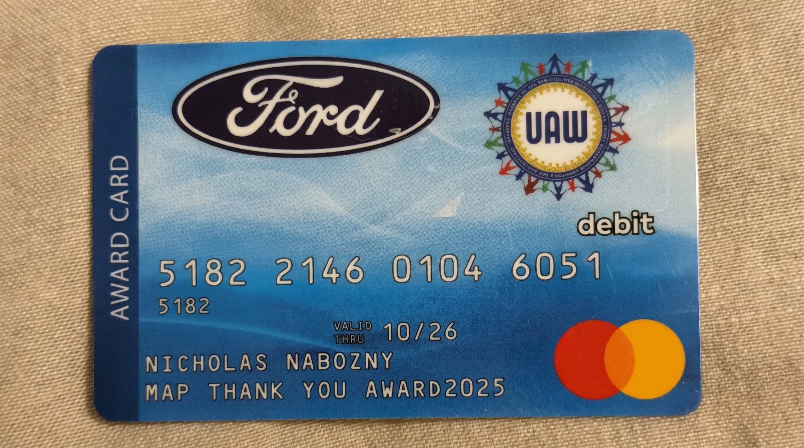 Una tarjeta de débito de premio de la marca automotriz Ford y el sindicato UAW destaca el nombre de su titular, Nicholas Nabozny, y su fecha de vencimiento. (Cortesía de Nick Nabozny)