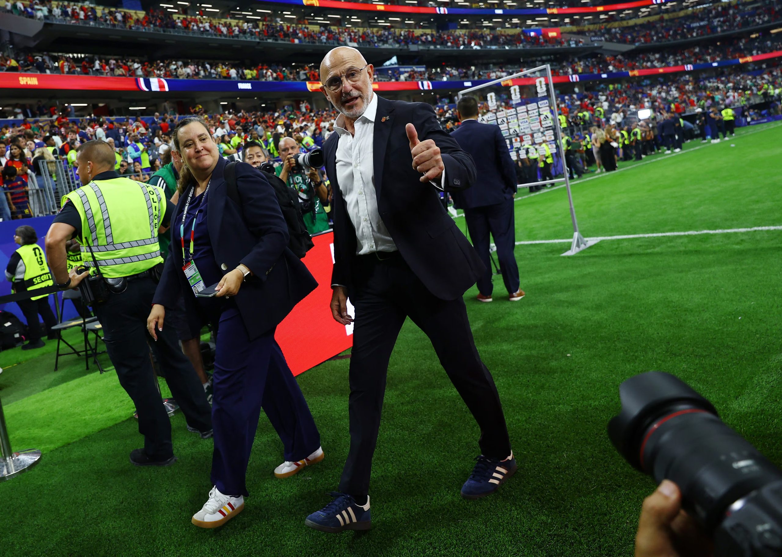 Luis De La Fuente celebra tras la victoria contra Francia. (REUTERS/Hannah Mckay)