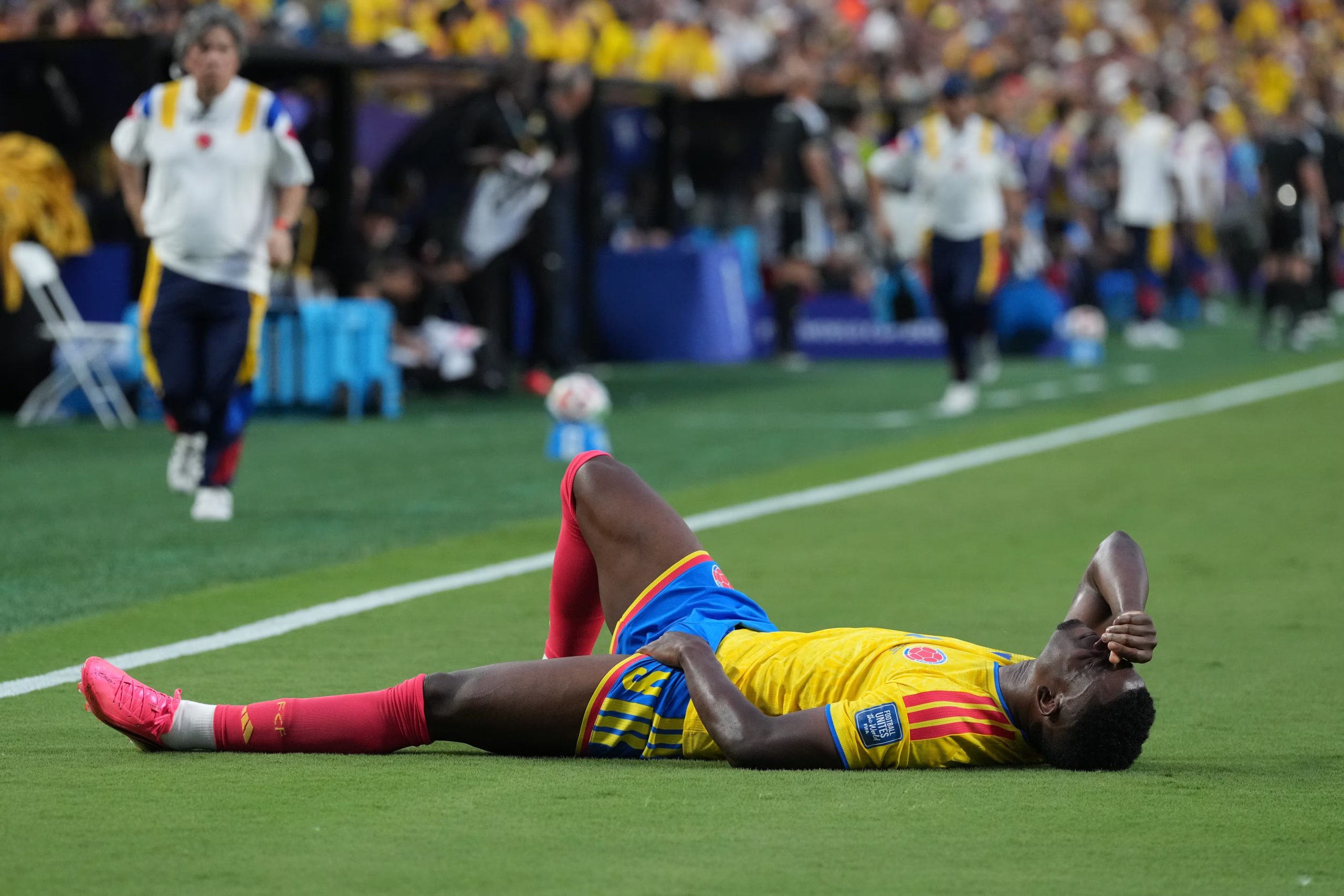 Jhon Córdoba abandonó el campo de juego en Kansas en los primeros minutos del partido entre Colombia y Ghana, por lesión - crédito Jeff Roberson/AP