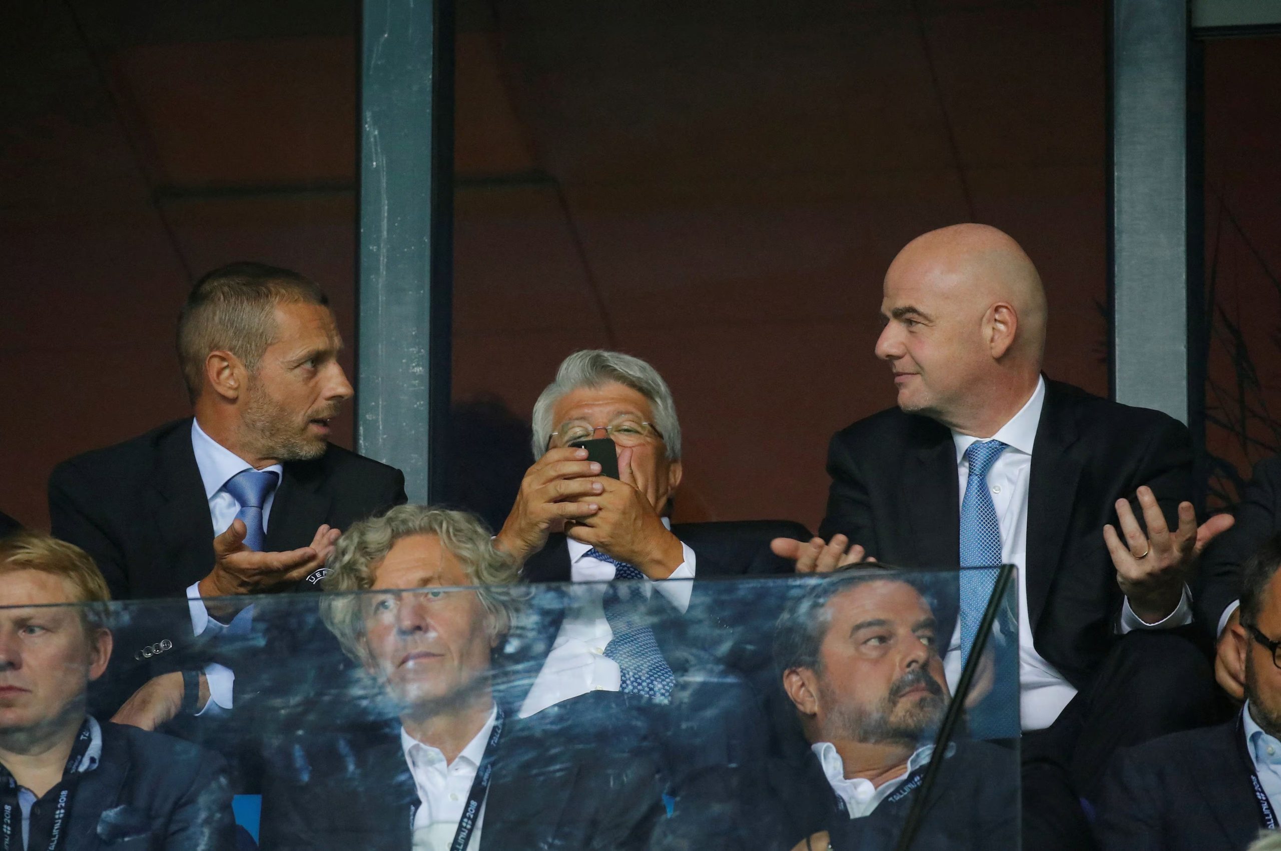 Aleksander Ceferin, presidente de la UEFA, habla con Gianni Infantino, titular de la FIFA (REUTERS/Maxim Shemetov)