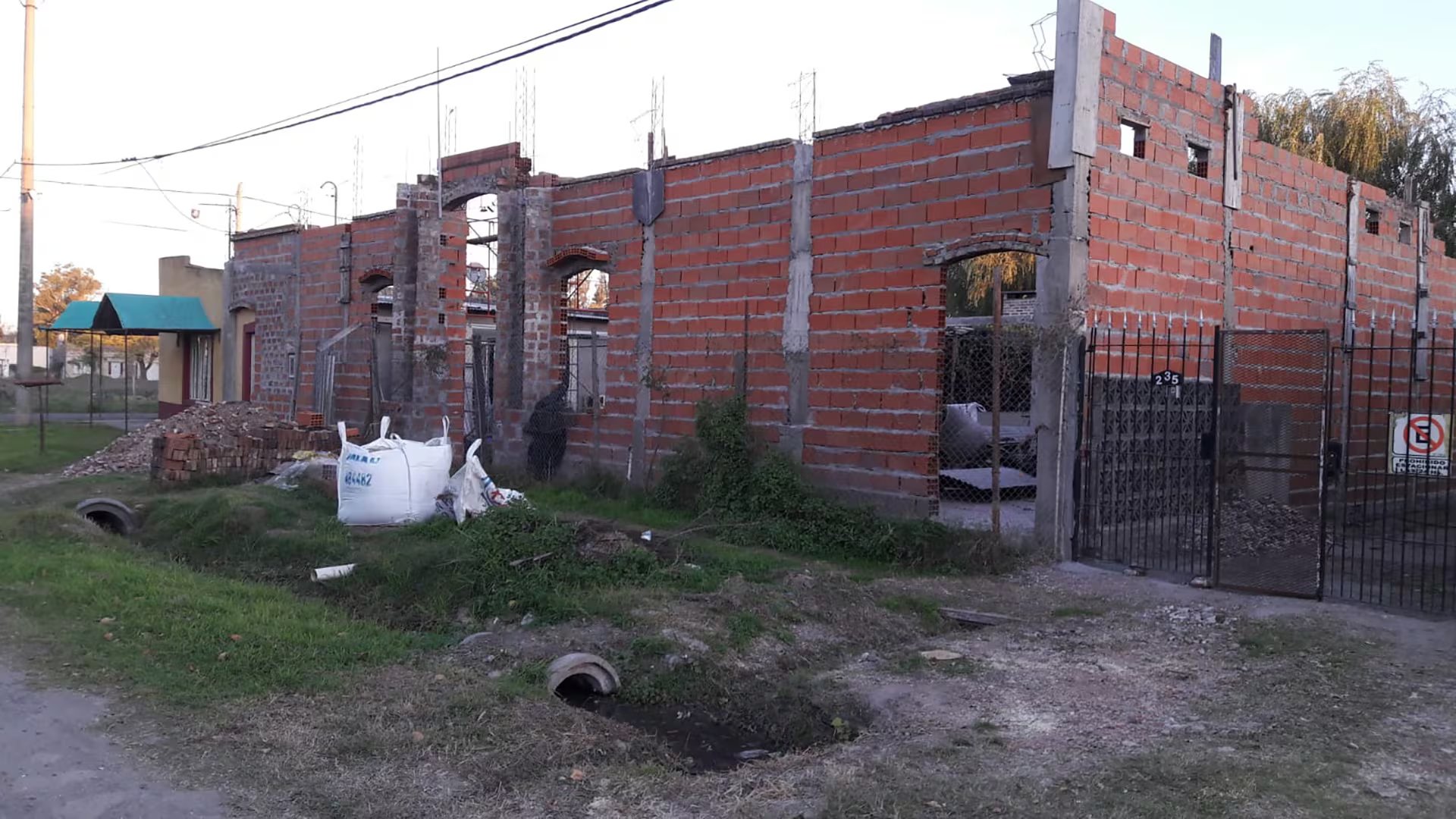 Así lucía la casa, apenas Luis levantó las primeras paredes