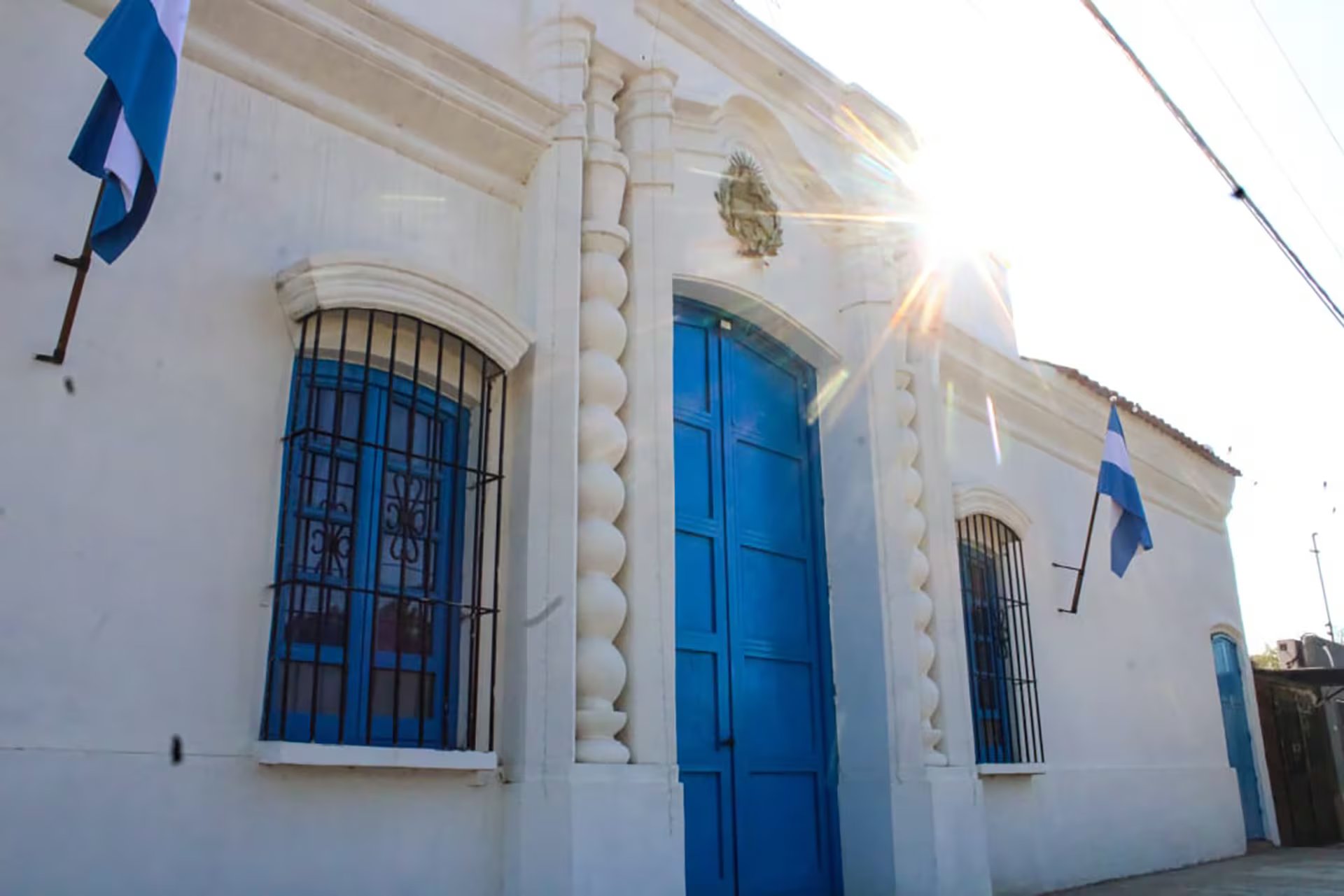 El salón interior puede albergar más de cien personas y hoy es escenario de encuentros comunitarios, almuerzos patrios y celebraciones familiares