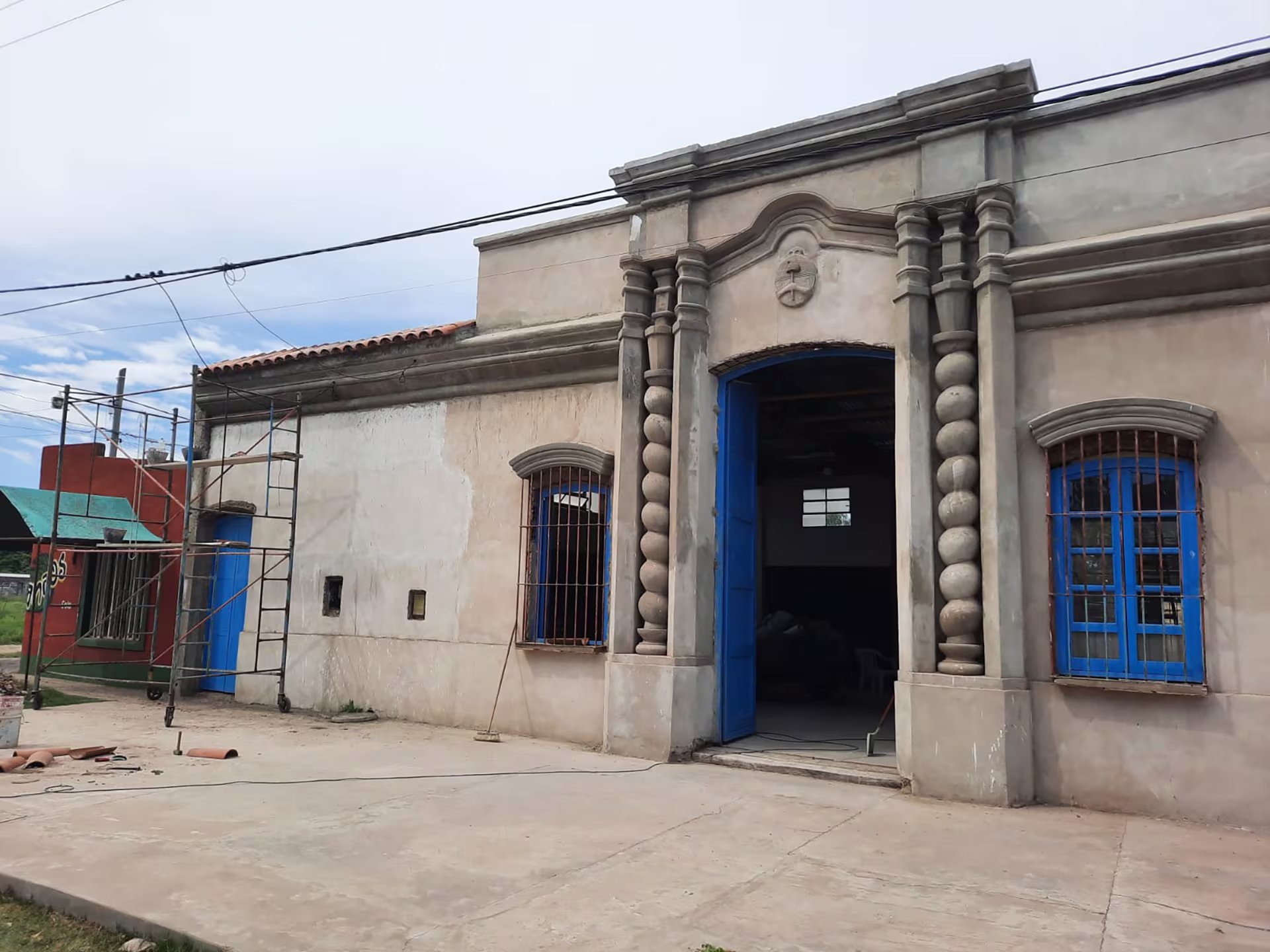 Así quedó el frente de la casa con la fachada revocada y las aberturas pintadas de azul, como la construcción original que está en Tucumán