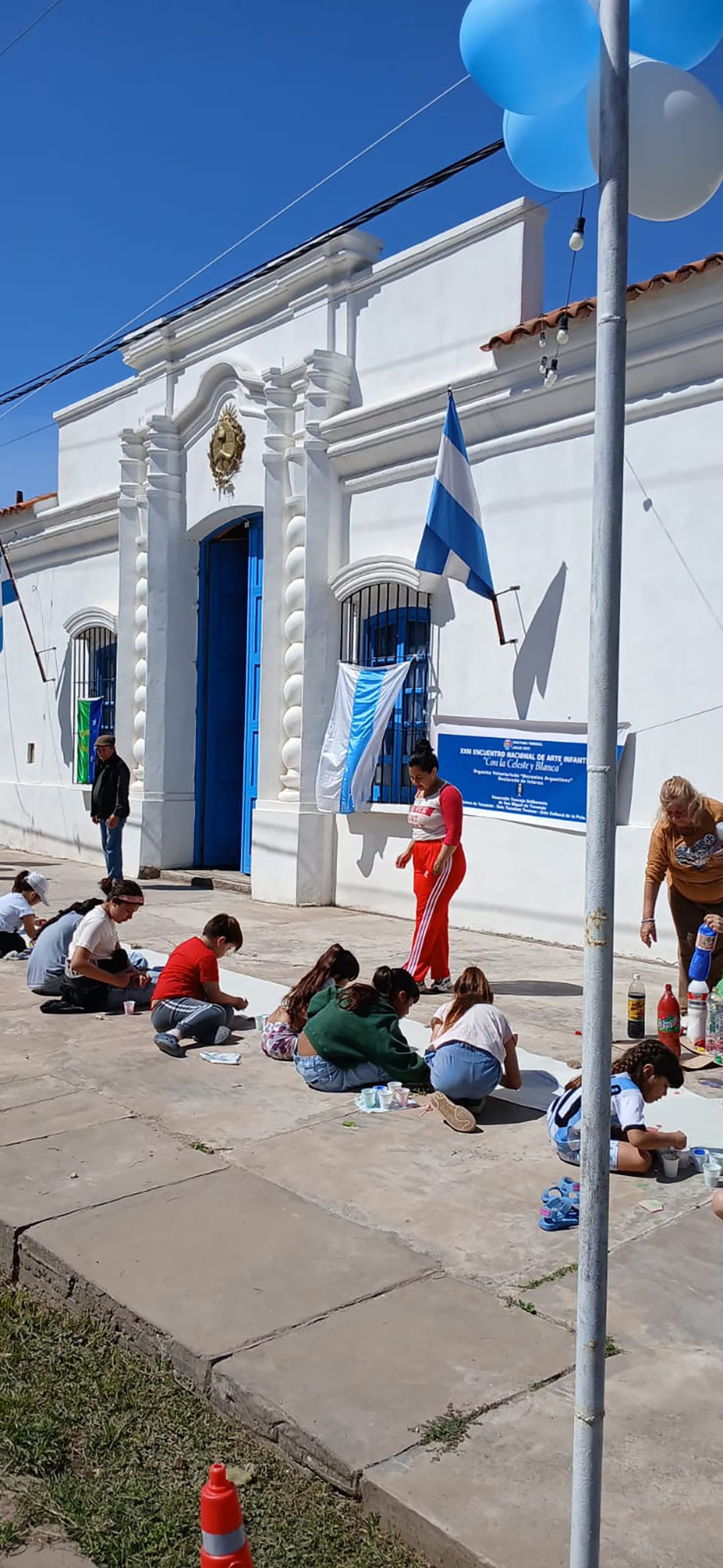 La réplica de la Casa de Tucumán está abierta a la comunidad y recibe a alumnos de jardín de infantes y colegios primarios que quieren conocer la historia de la Independencia