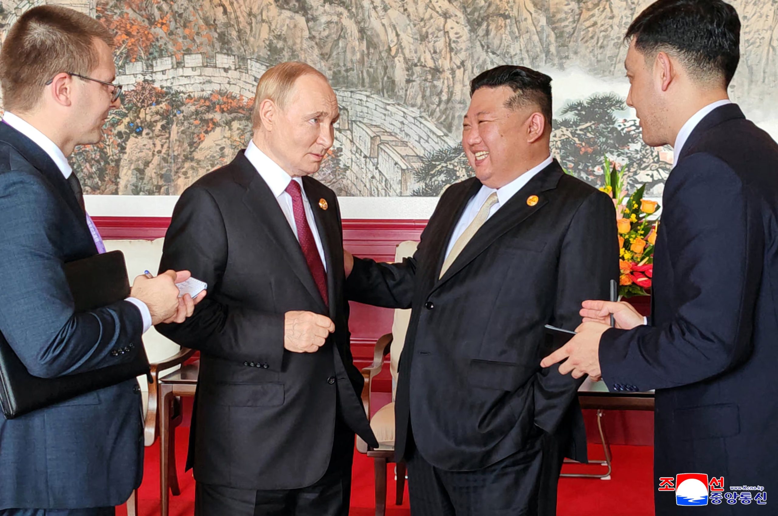 El líder norcoreano Kim Jong-un se reúne con el presidente ruso, Vladimir Putin, en Pekín, en medio de la creciente cooperación militar entre ambos países (archivo, 3 de septiembre de 2025, KCNA vía REUTERS).