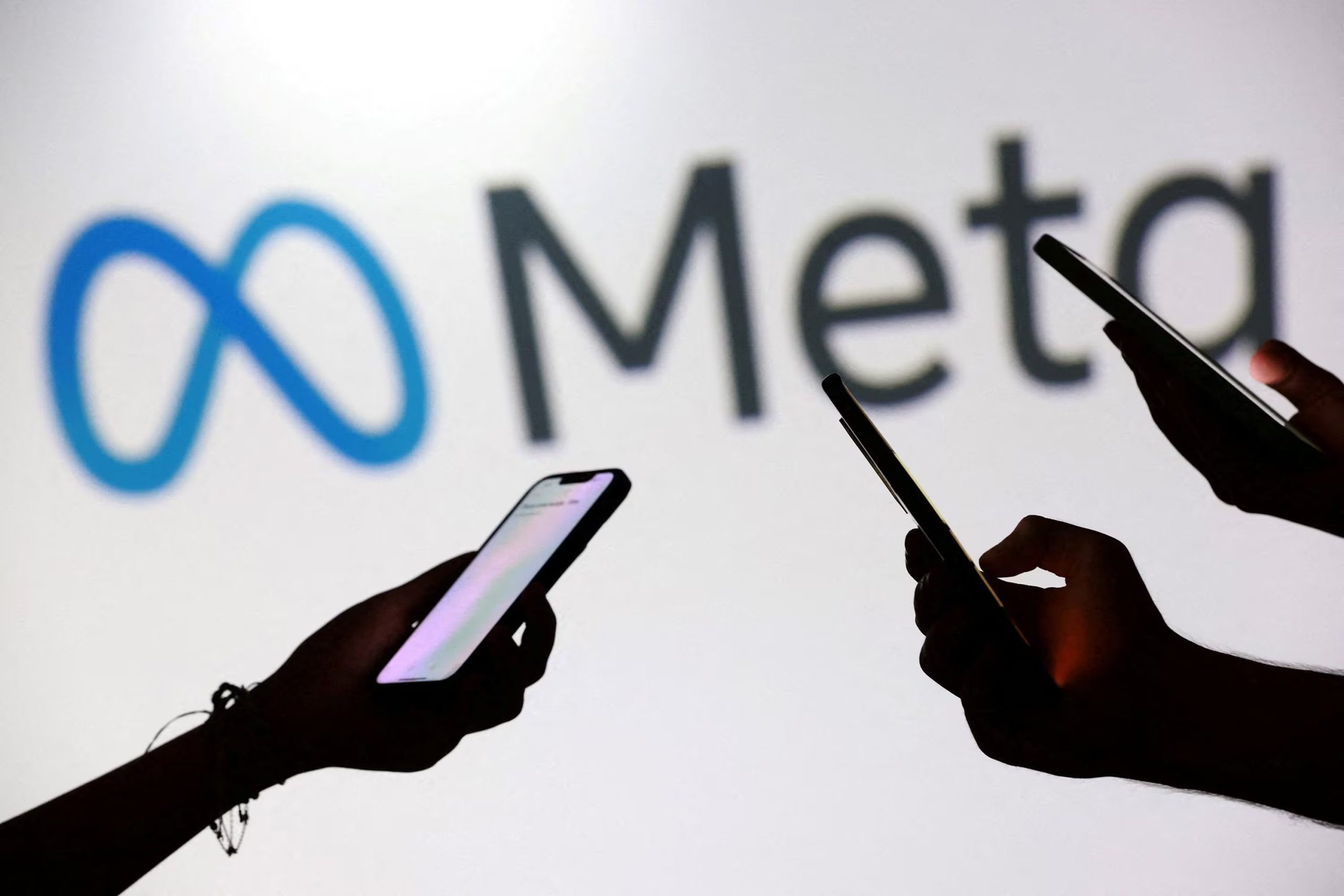 La propuesta de Pocket surge tras la adquisición del equipo de Gizmo por parte de Meta y se apoya en el vibe coding para generar código e interfaz con IA. (REUTERS/Dado Ruvic/Illustration/File Photo)