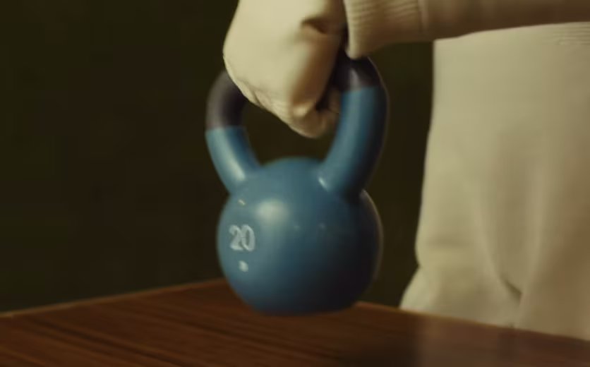 El robot humanoide cuenta con sensores que le indican cuando se le está resbalando alguna cosa. (1X)