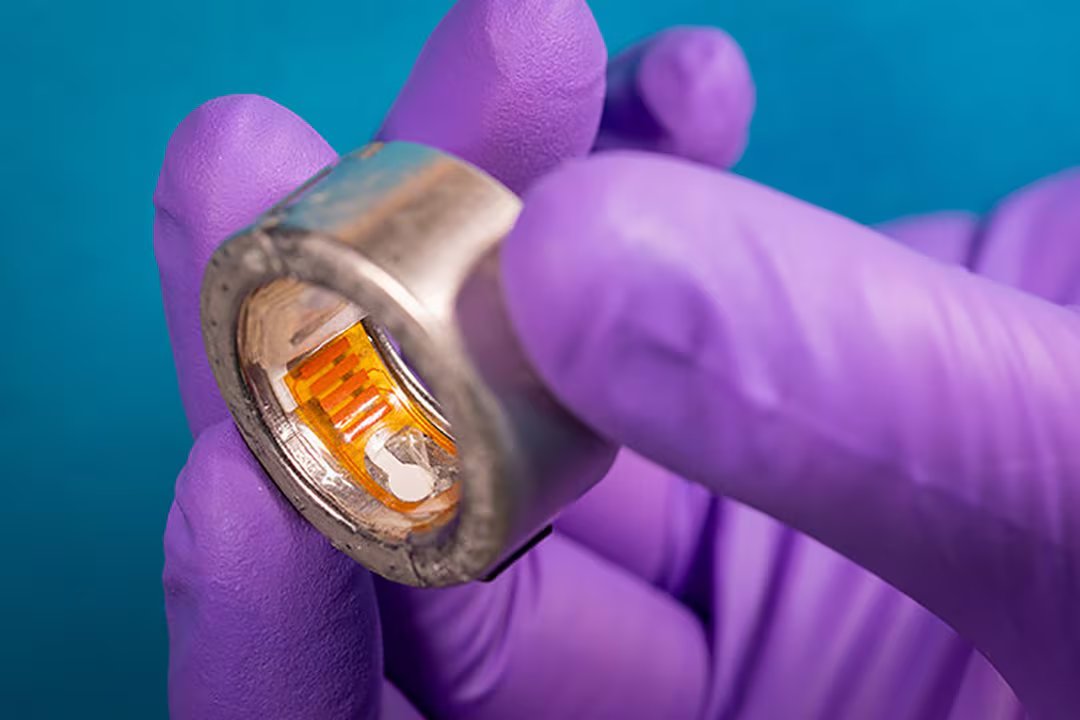 CHARM pesa 5,1 gramos, tiene un tamaño similar al de una sortija y envía los datos al celular por Bluetooth (Créditos: David Baillot/UC San Diego Jacobs School of Engineerin)