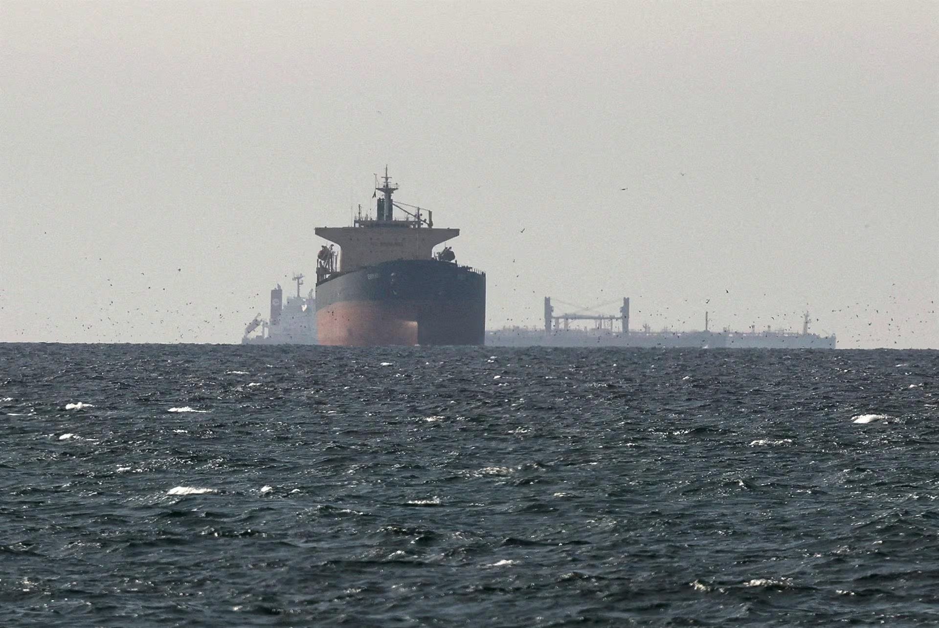 El bloqueo del estrecho de Ormuz y los ataques en Bab al-Mandeb alteraron el comercio internacional de petróleo y generaron una crisis de precios