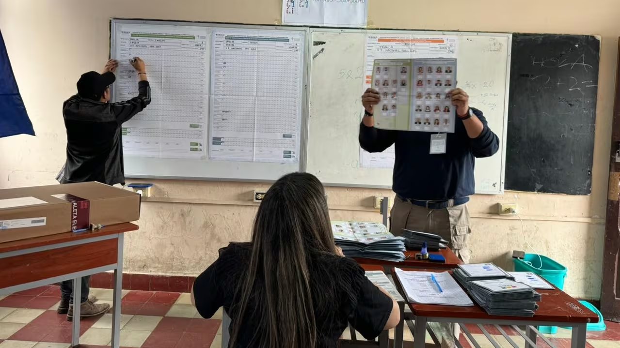 Una mesa de votación del Colegio Nacional San Luis, en la ciudad de Tarija, Bolivia, inicia el conteo de votos en la elección judicial del 15 de diciembre de 2024