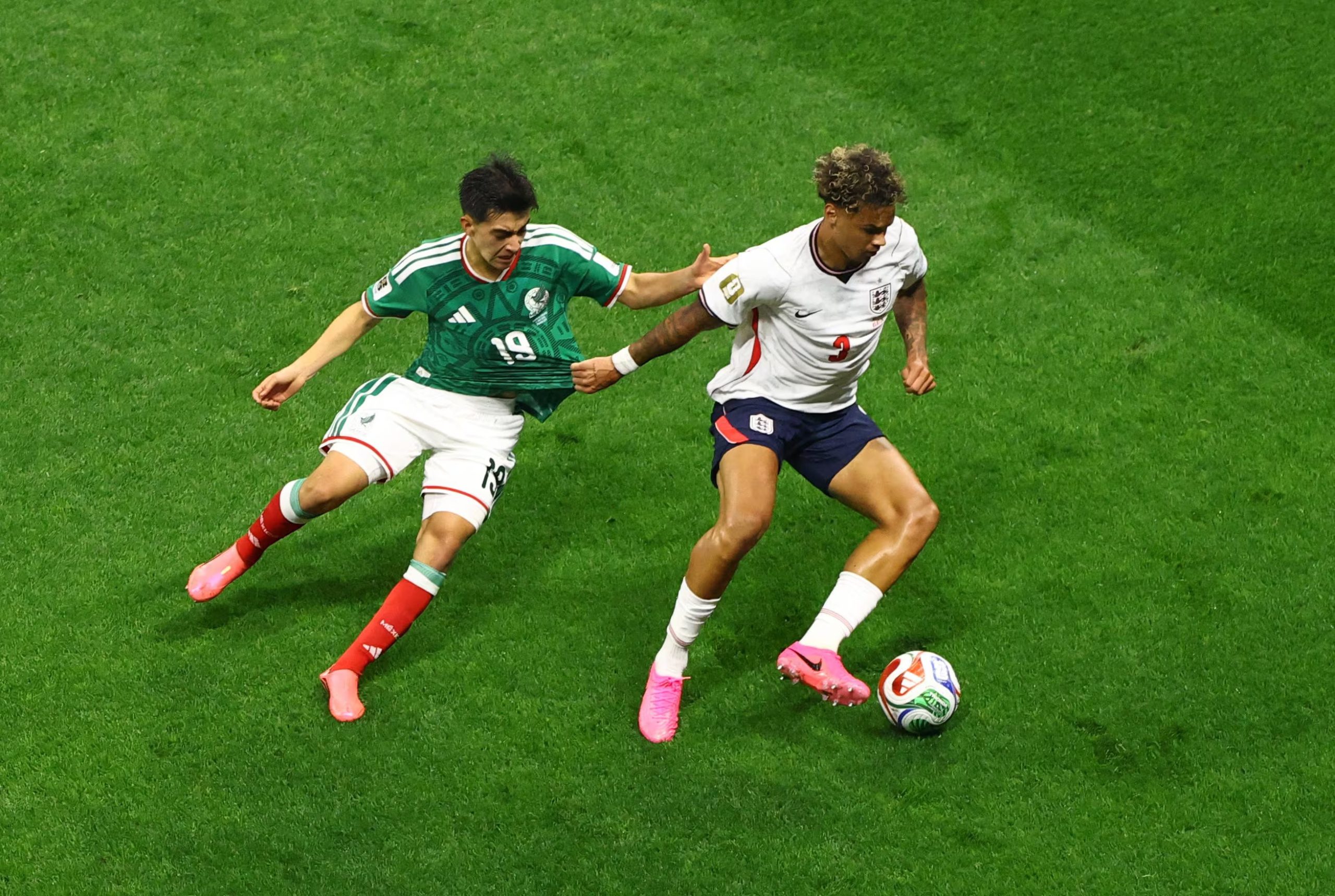 Soccer Football - FIFA World Cup 2026 - Round of 16 - Mexico v England - Estadio Azteca, Mexico City, Mexico - July 5, 2026 Mexico's Gilberto Mora in action with England's Nico O'Reilly REUTERS/Henry Romero