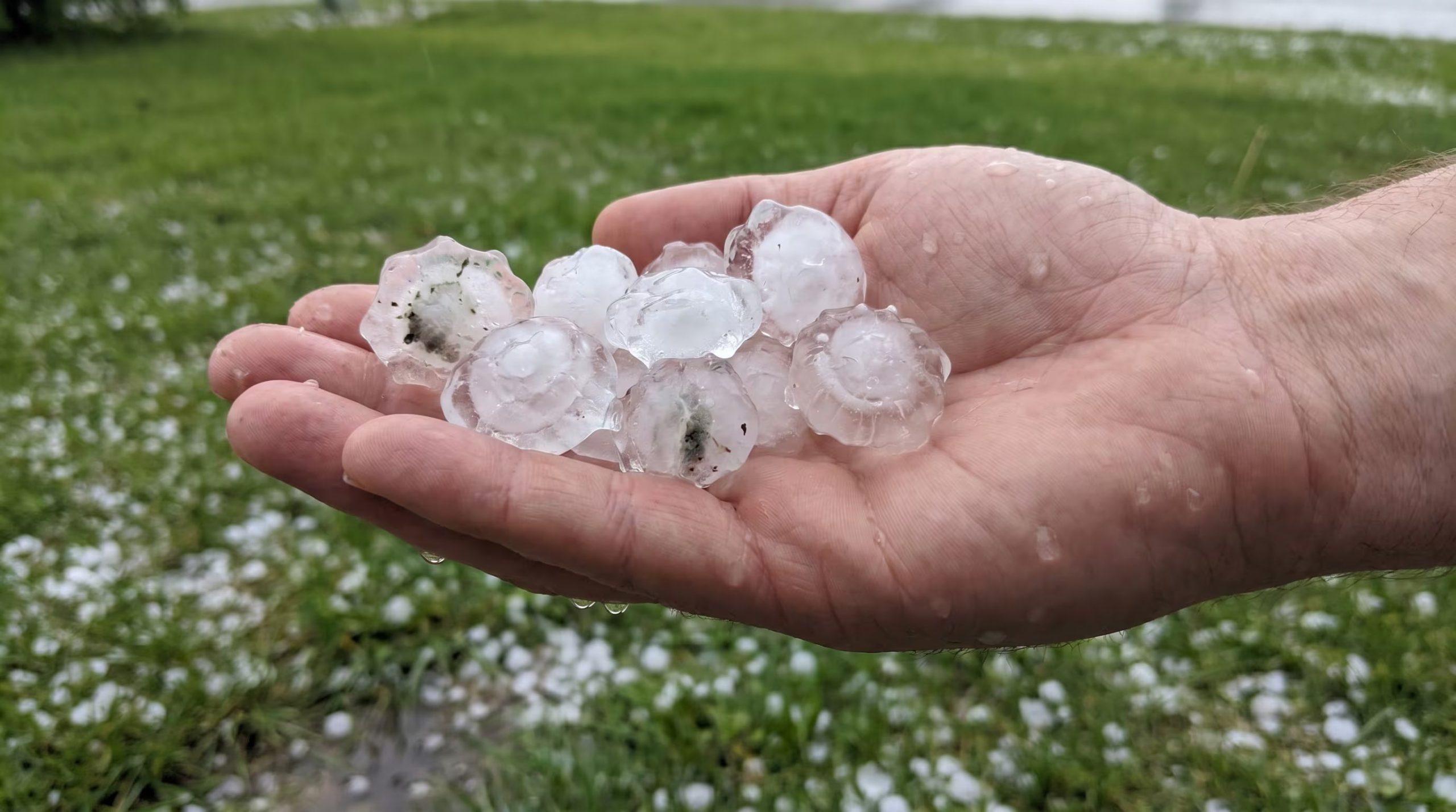El granizo requiere nubes convectivas y fuertes corrientes ascendentes que permiten el crecimiento de las esferas de hielo hasta caer por su peso (Imagen Ilustrativa Infobae)