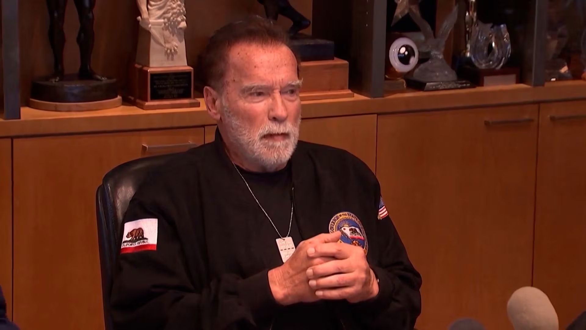 Tras operaciones de hombro, corazón y cadera, Schwarzenegger reformuló su entrenamiento para priorizar la seguridad y el control