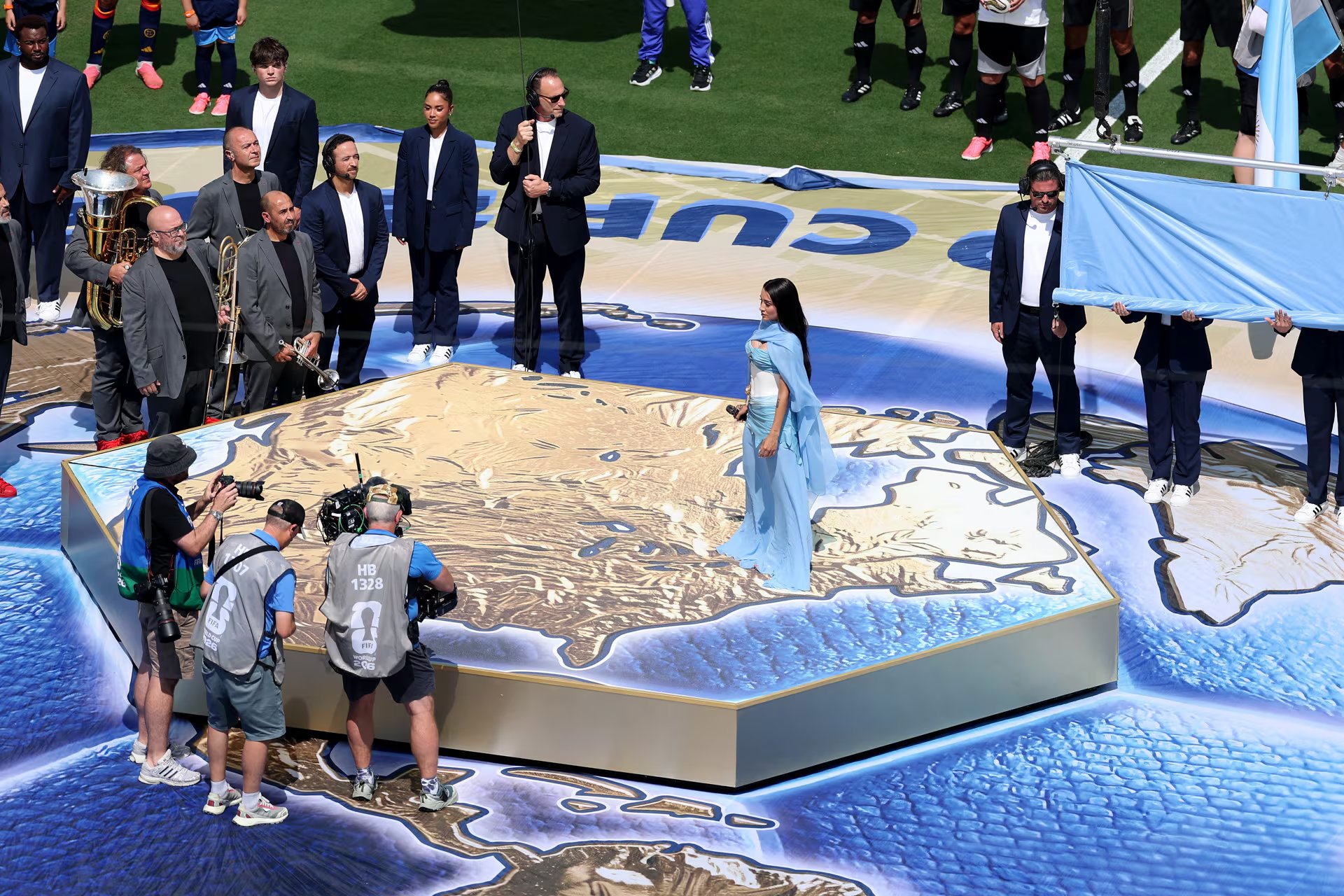 María Becerra cantó el himno argentino en la previa de la final (Photo by Florencia Tan Jun / GETTY IMAGES NORTH AMERICA / Getty Images via AFP)