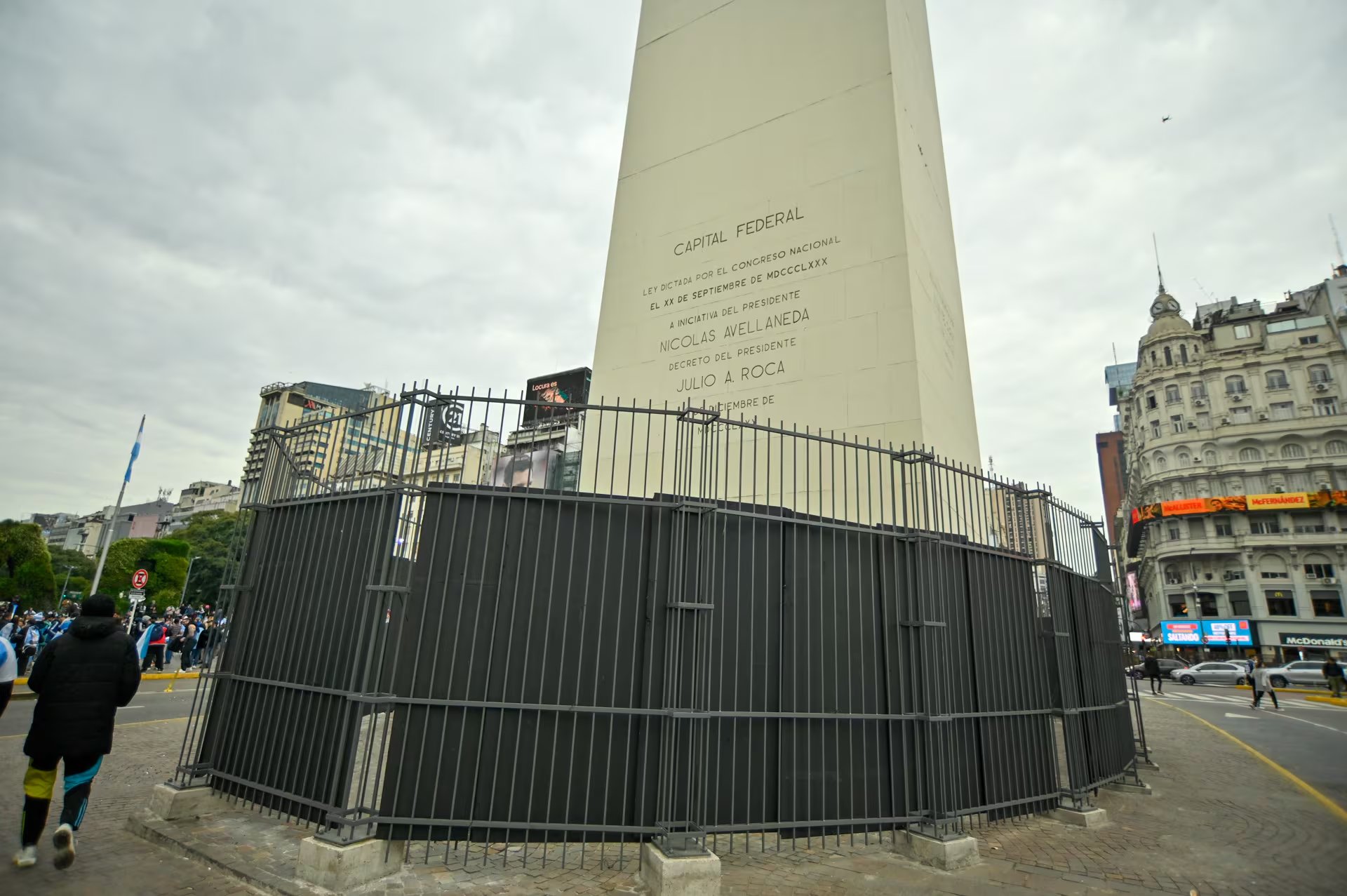 El Obelisco fue cercado, para evitar destrozos y vandalismo en la estructura (RS Fotos)