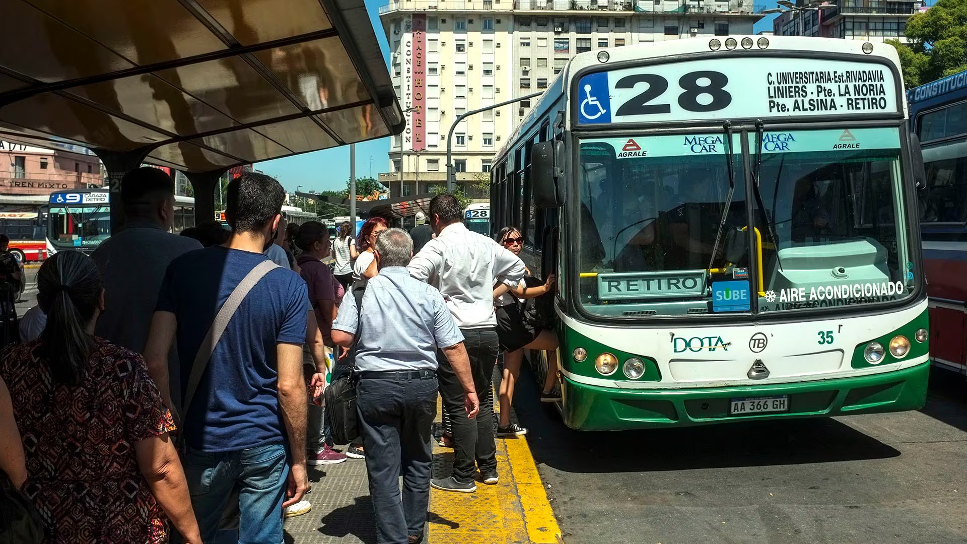 Las líneas de colectivo suspenderán su funcionamiento a partir de las 16 horas (NA)