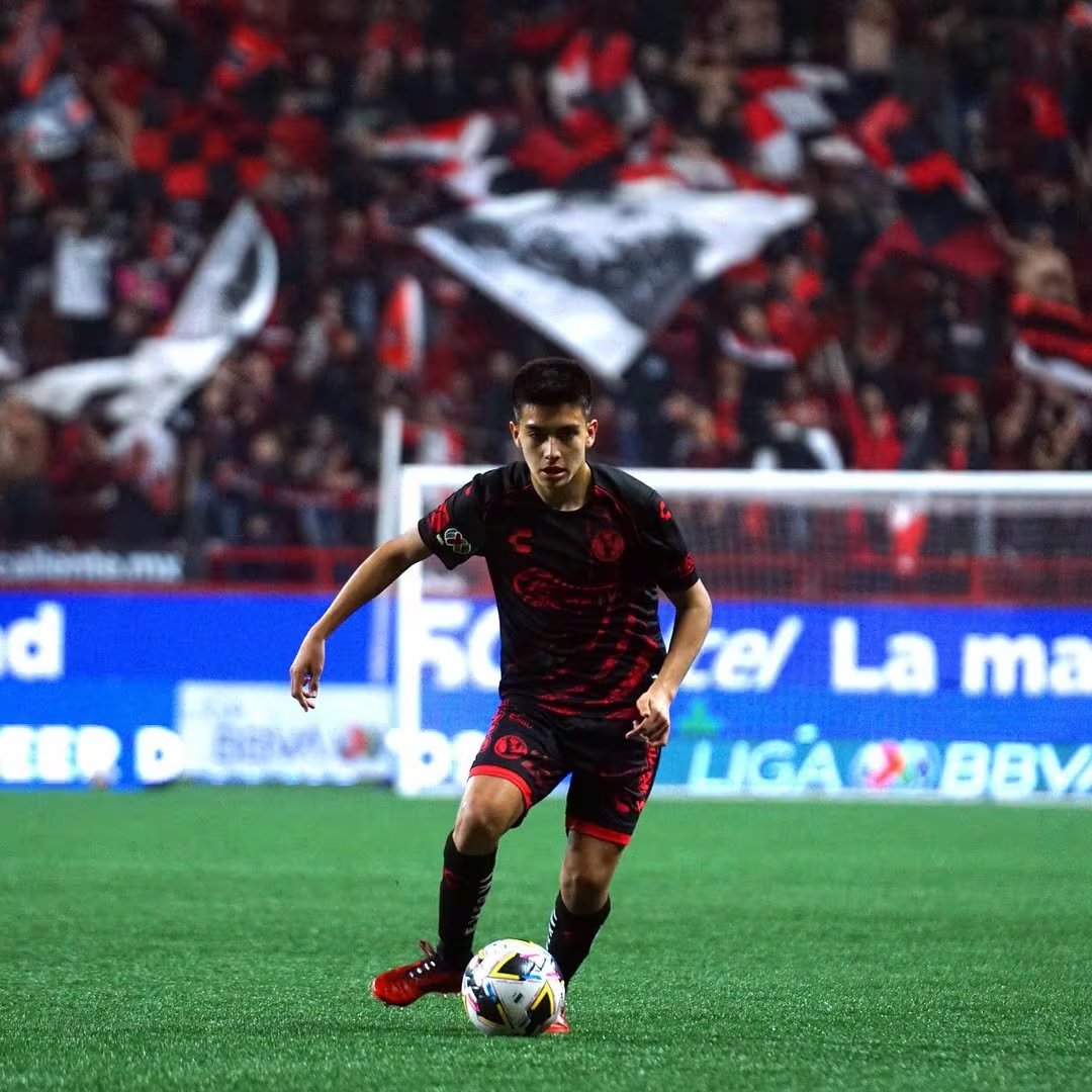 Gilberto deberá seguir sumando experiencia con Xolos hasta que llegue su gran oportunidad en el Viejo Continente. (Foto:
IG)