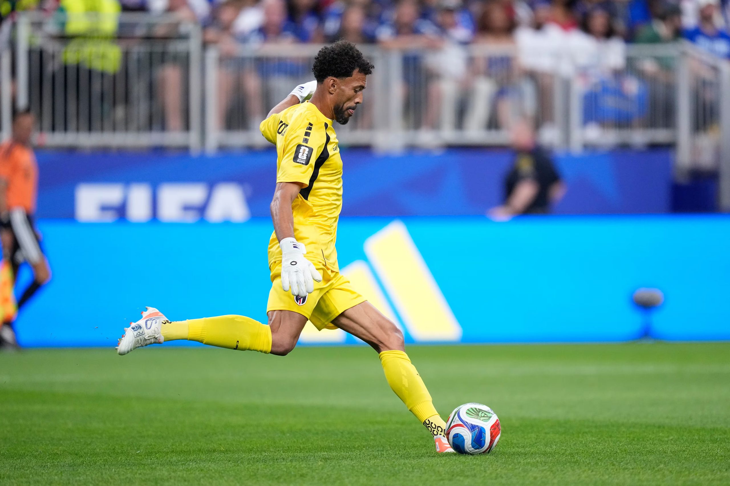 El arquero de Cabo Verde, Vozinha, le pega al balón ante Arabia Saudí en un partido del Grupo H del Mundial en Houston, viernes 26 de junio, 2026. (AP Foto/Ashley Landis)