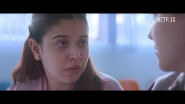 El elenco de las recreaciones lo encabezan Ana Celeste Montalvo Peña y Armando Espitia, acompañados por Luisa Guzmán, Mayra Sérbulo, Casio Figueroa, Alejandro Porter, Mayra Batalla y Ángeles Cruz. (Netflix LA)