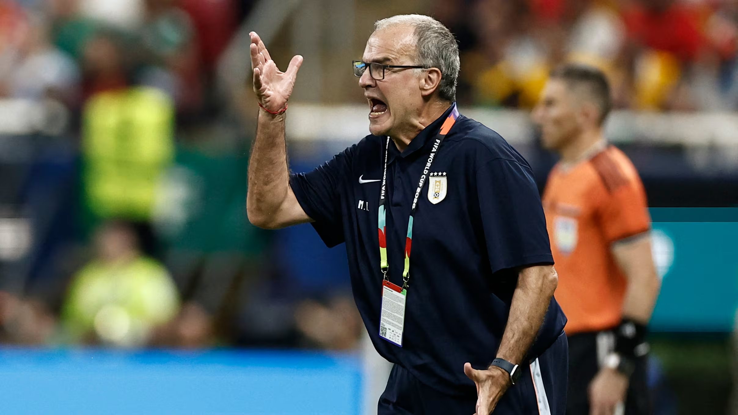 El argentino Bielsa tuvo muchos problemas al interior del vestidor uruguayo. (Ulises RUIZ / AFP)