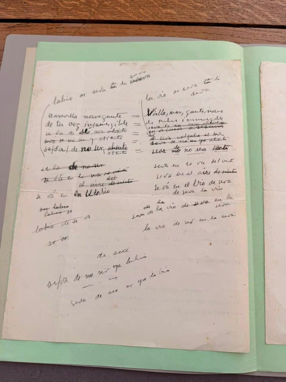 En la parte trasera de una de las páginas se observa un escrito de puño y letra del Premio Nobel de Literatura de Guatemala, Miguel Ángel Asturias. (Cortesía del Ministerio de Cultura y Deportes de Guatemala)
