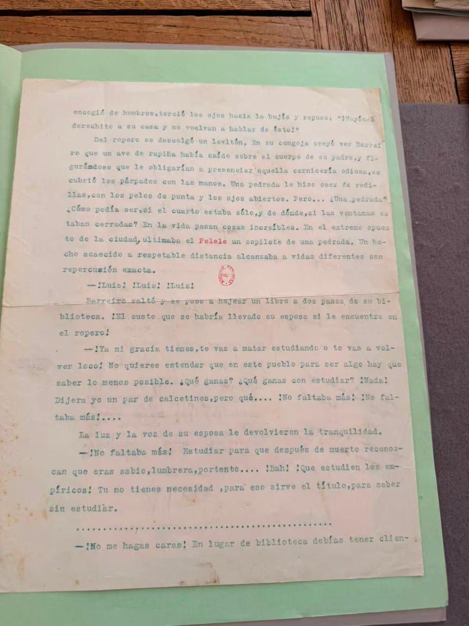 Las páginas mecanografiadas con tinta verde y anotaciones en rojo permitieron identificar el manuscrito inédito de “Tojil” entre documentos sin clasificar. (Cortesía del Ministerio de Cultura y Deportes de Guatemala)