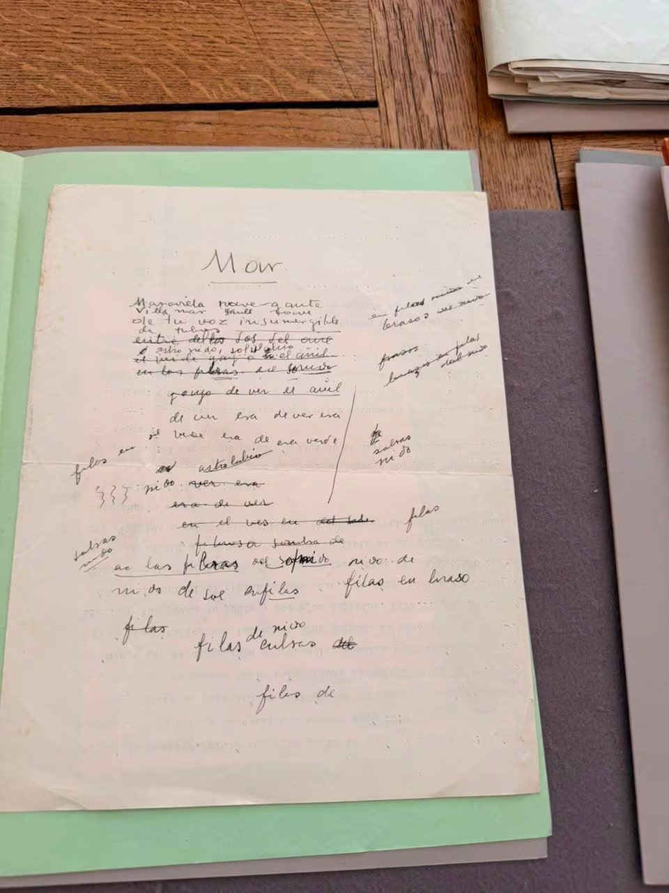 Una de las dos páginas perdidas y localizadas en Francia, tiene escrito a mano un poema de Miguel Ángel Asturias. (Cortesía del Ministerio de Cultura y Deportes de Guatemala)