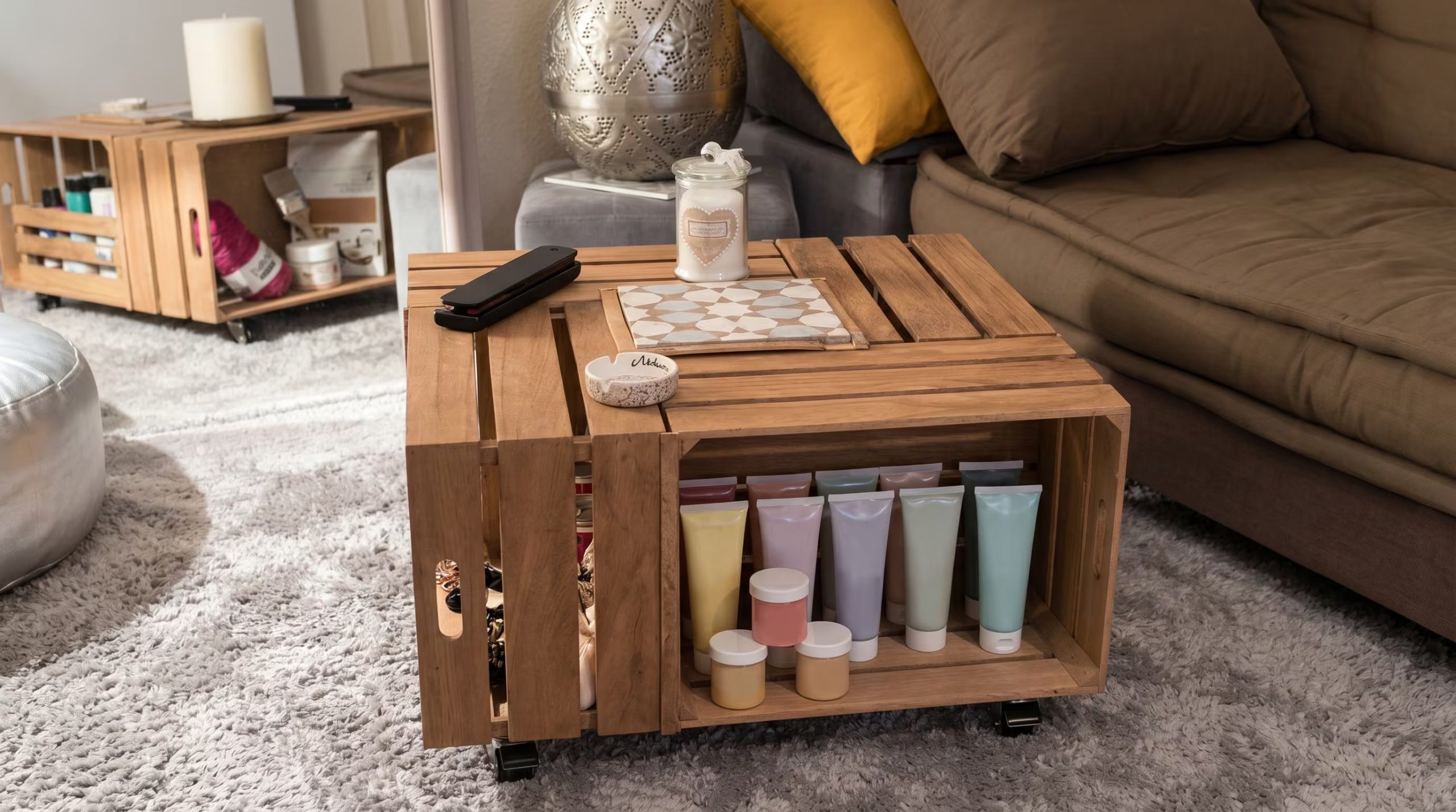 Los cajones de verdulería, unidos con tornillos y una tabla encima, se convierten en una mesa baja de estilo industrial lista para el living