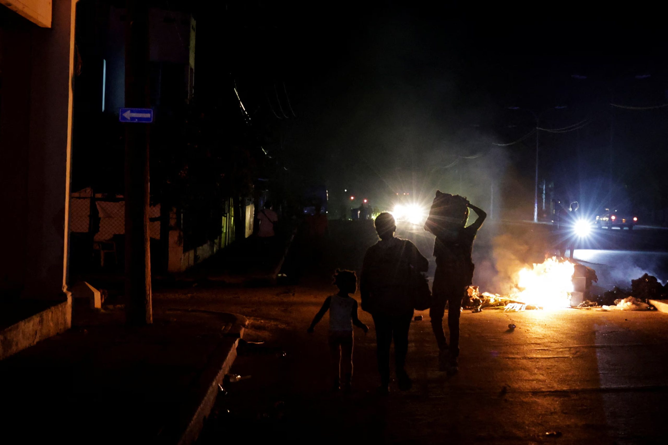 El Sistema Electroenergético Nacional de Cuba depende en un 40 % de generación termoeléctrica, otro 40 % de motores que usan diésel y fueloil importados, y un 20 % de gas y energías renovables. (REUTERS/ARCHIVO)
