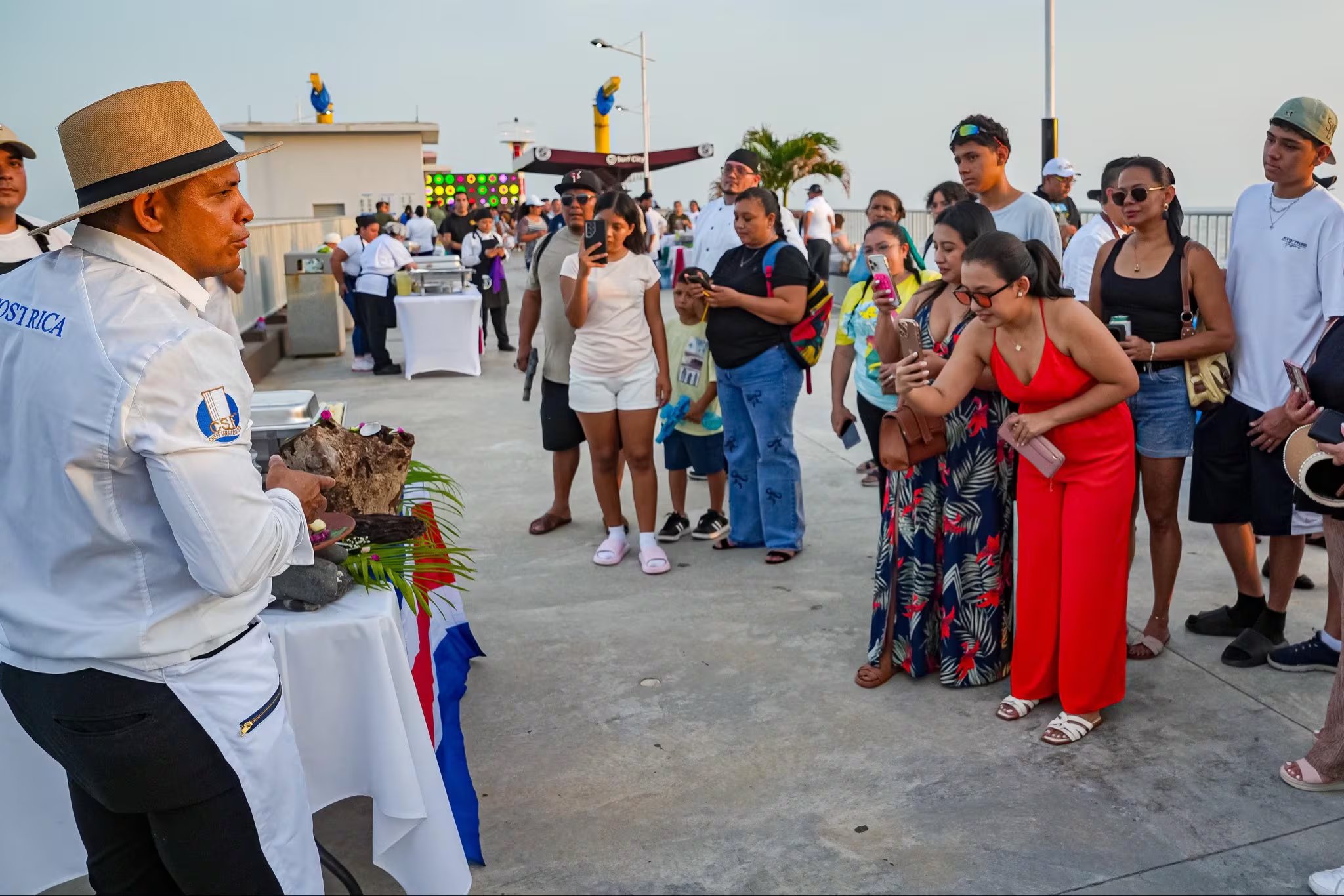 Más de 27 chefs prepararon en vivo platos emblemáticos con productos de temporada y métodos tradicionales ante el público del muelle turístico. (Foto cortesía Secretaría de Prensa de la Presidencia)